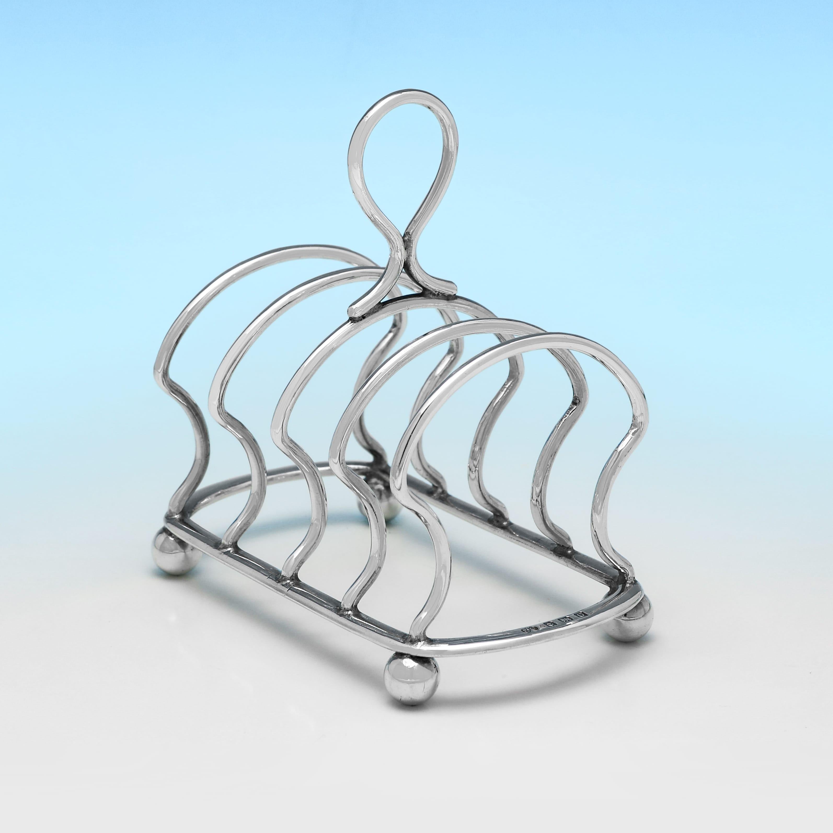 Anglais Paire de porte-toast anciennes en argent sterling fabriquées en 1913 par Elkington en vente