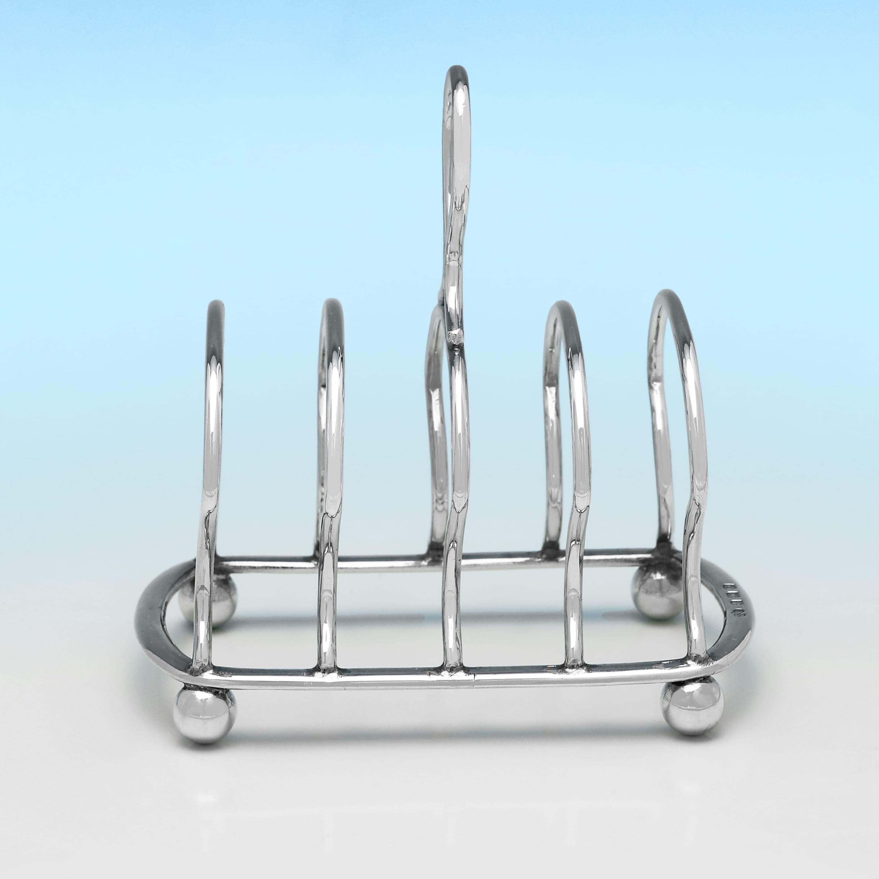 Paire de porte-toast anciennes en argent sterling fabriquées en 1913 par Elkington Bon état - En vente à London, London