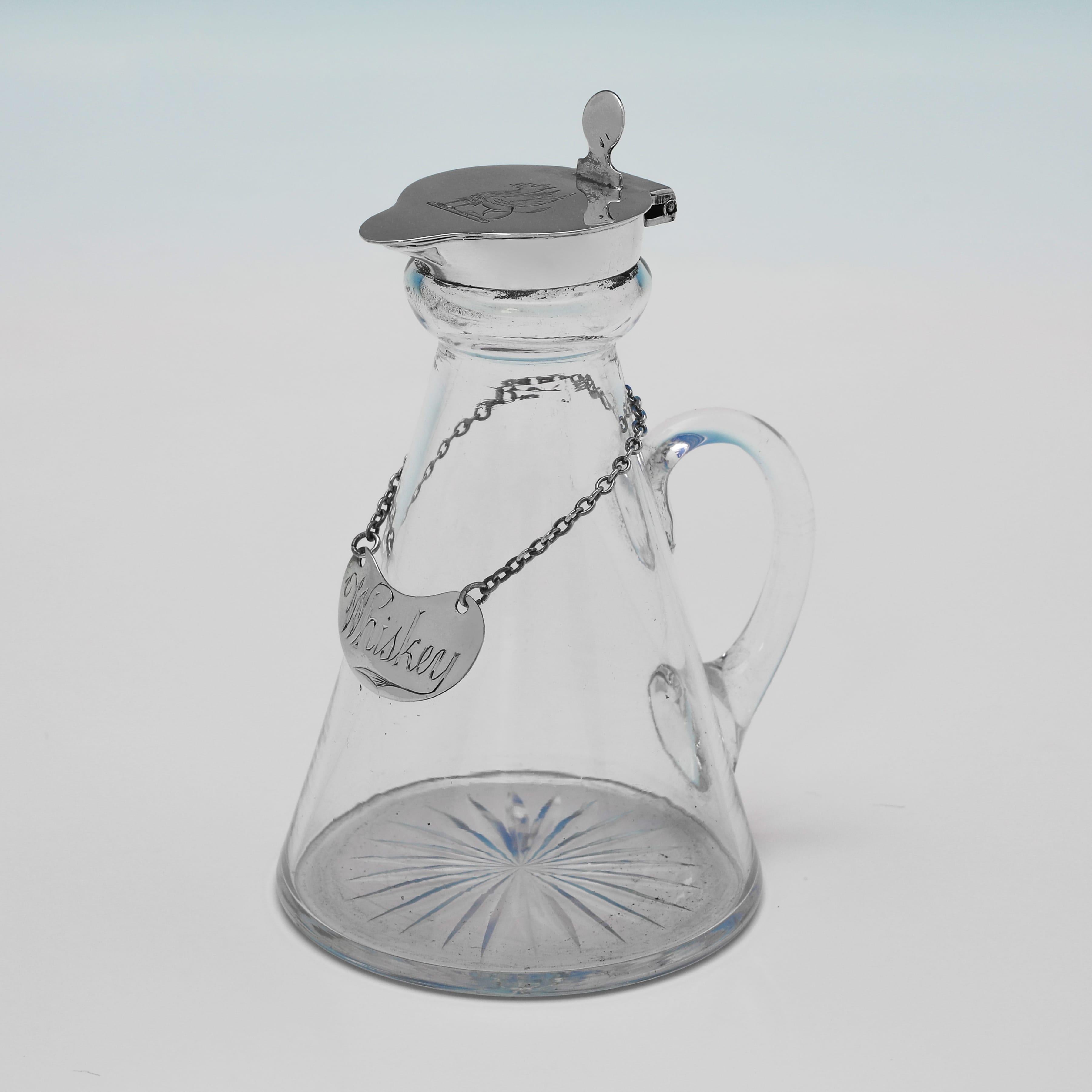 Con il marchio di Birmingham del 1924 di Hukin and Heath, questa bella coppia di mollette in argento antico del periodo di George V ha le etichette originali per il whisky e ha un design semplice, con stemmi incisi sui coperchi. Ogni molletta misura