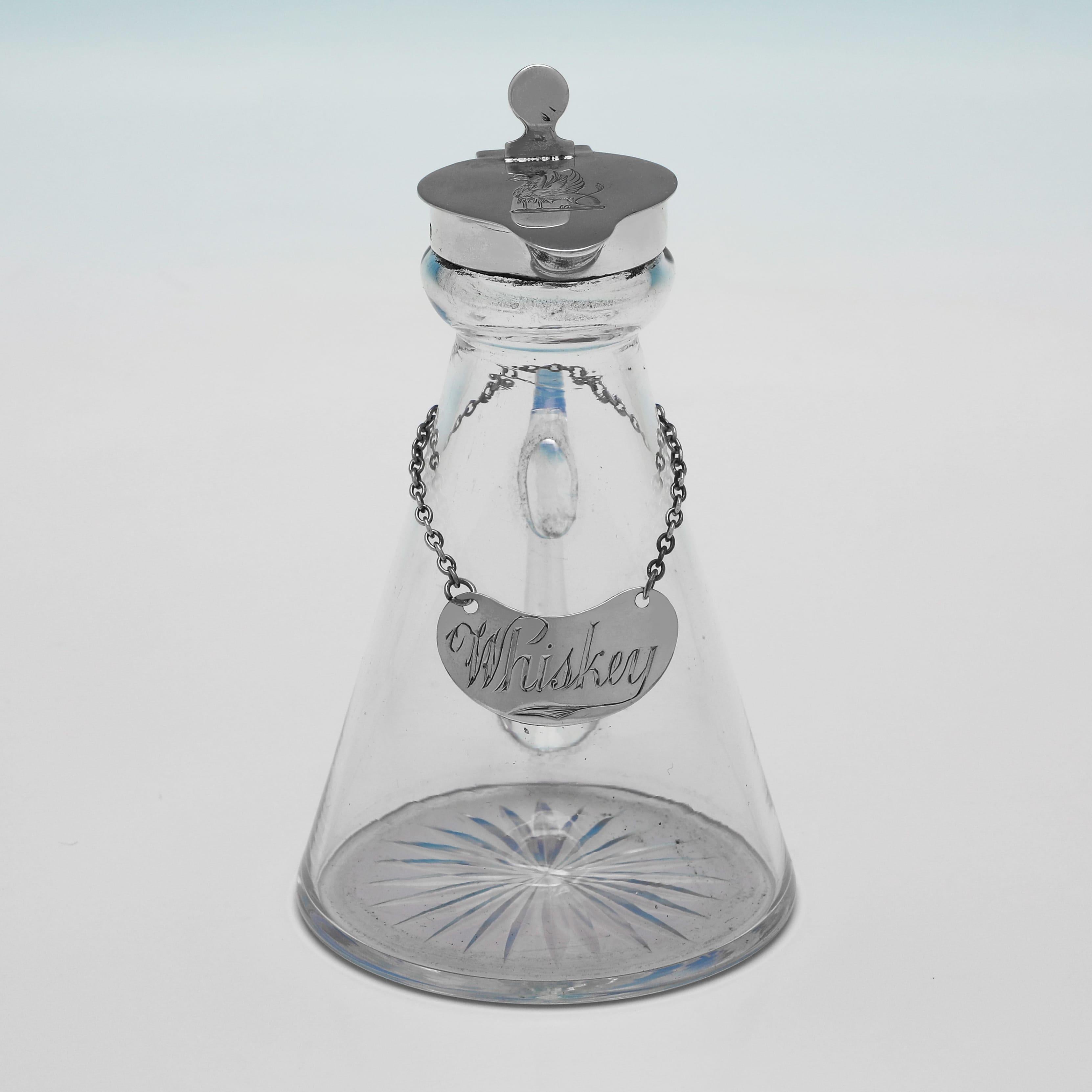 Inglese Coppia di antiche tote da whisky in argento sterling con etichette di whisky realizzate nel 1925 in vendita