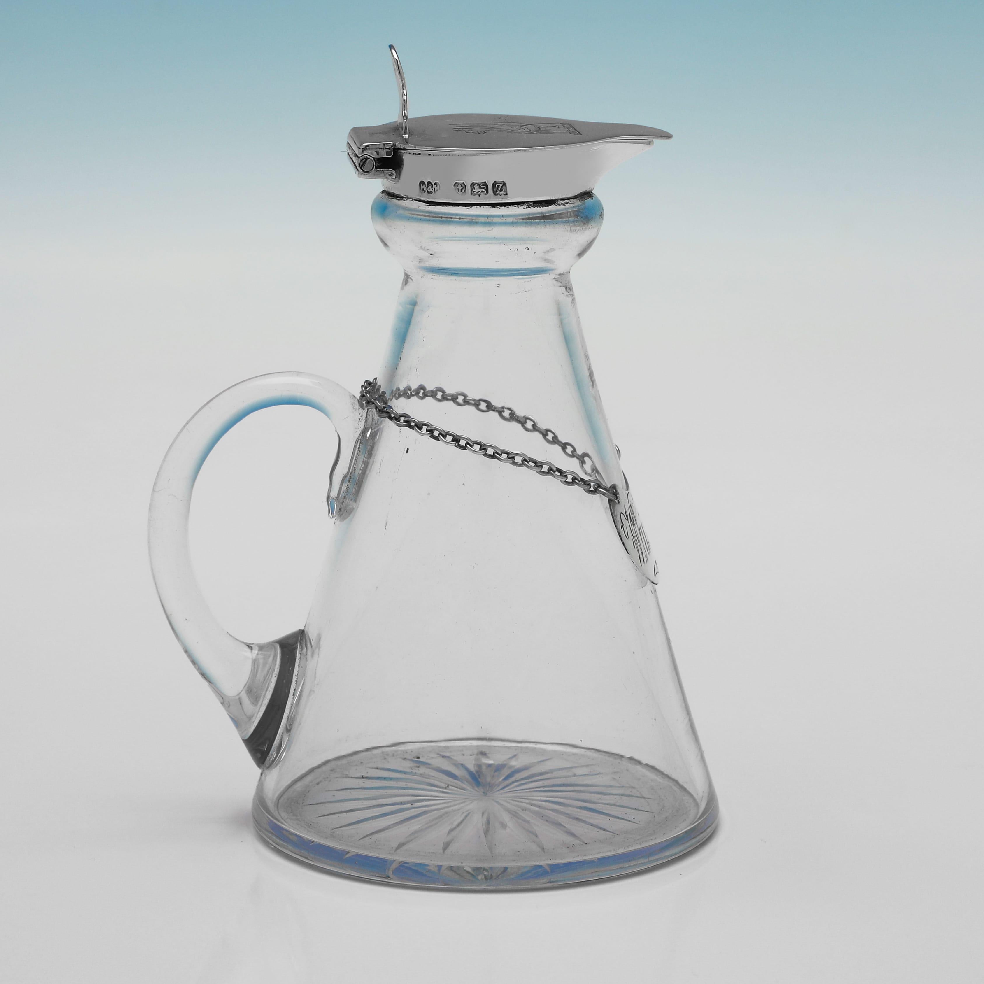 Coppia di antiche tote da whisky in argento sterling con etichette di whisky realizzate nel 1925 In condizioni buone in vendita a London, London