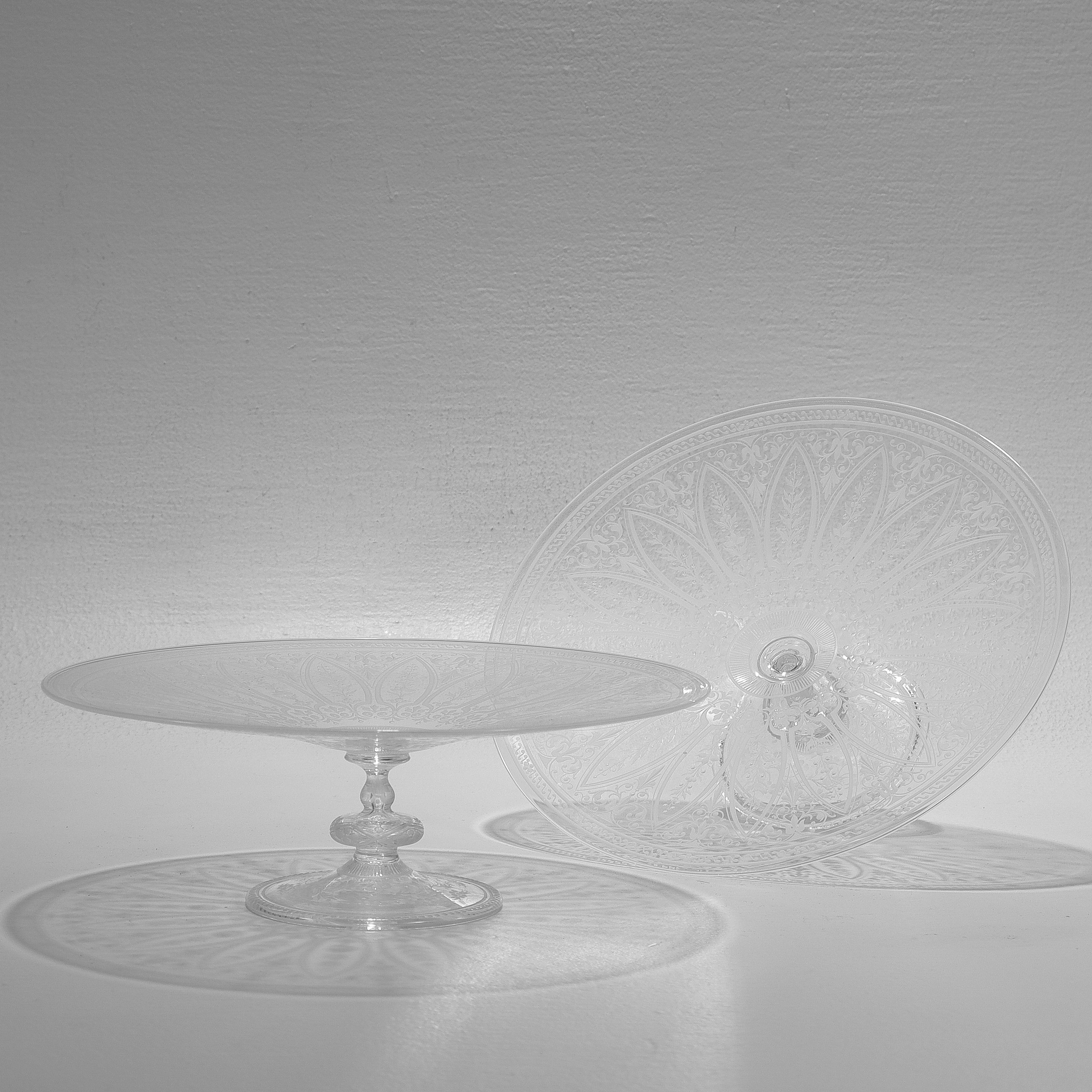 Paar antike Tazzas aus geätztem und graviertem Glas mit Stourbridge-Muster (Viktorianisch) im Angebot