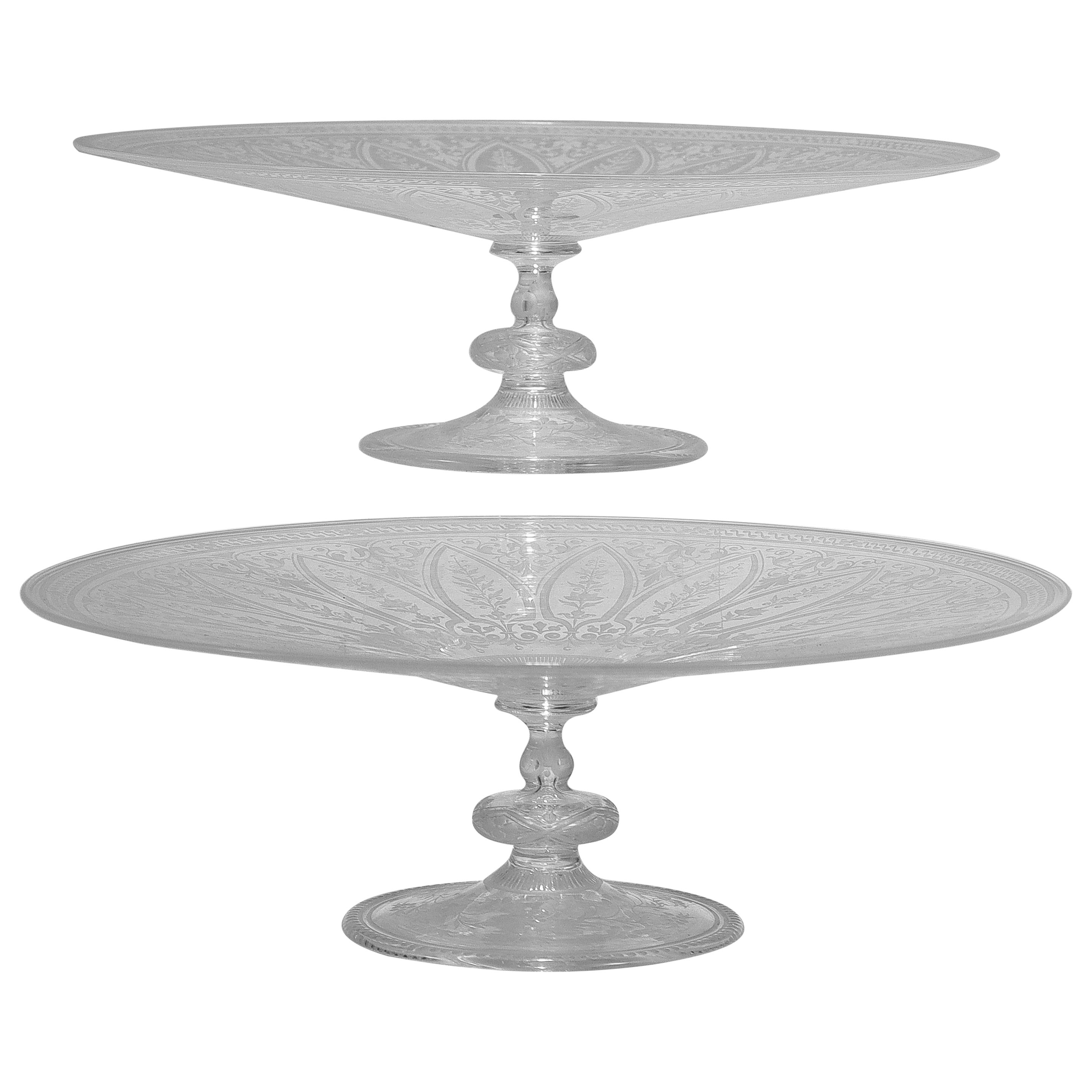 Paar antike Tazzas aus geätztem und graviertem Glas mit Stourbridge-Muster im Angebot