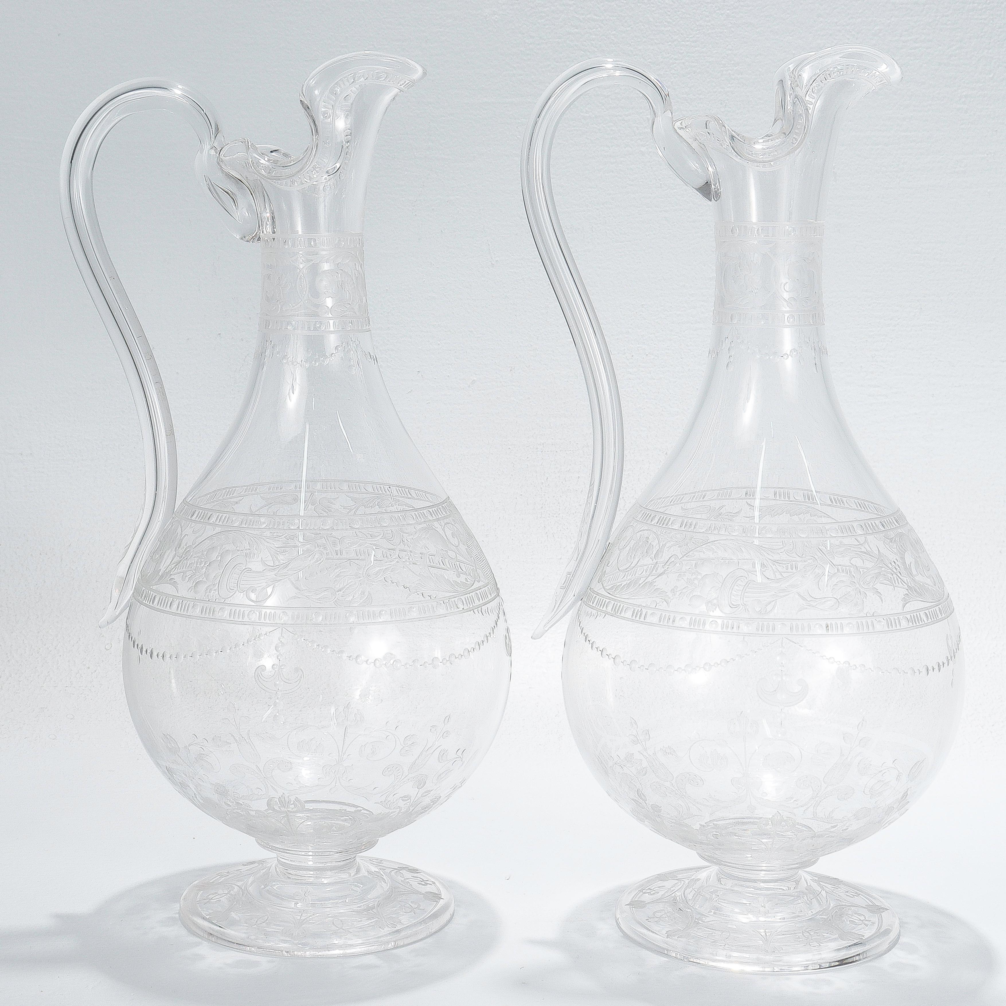 Ein Paar antike Stourbridge-Wasserkrüge oder Karaffen aus geätztem und graviertem Glas (20. Jahrhundert) im Angebot