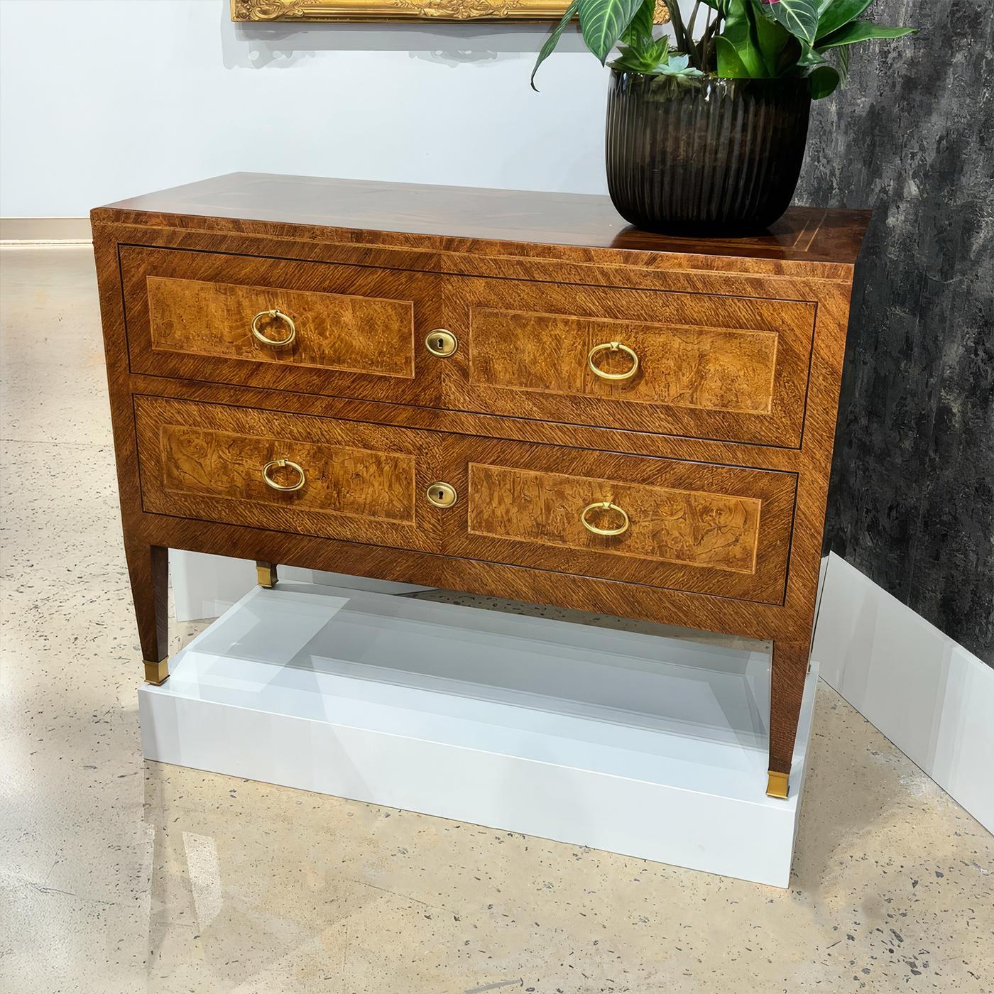 Neoclassico Coppia di cassettiere in stile antico in vendita