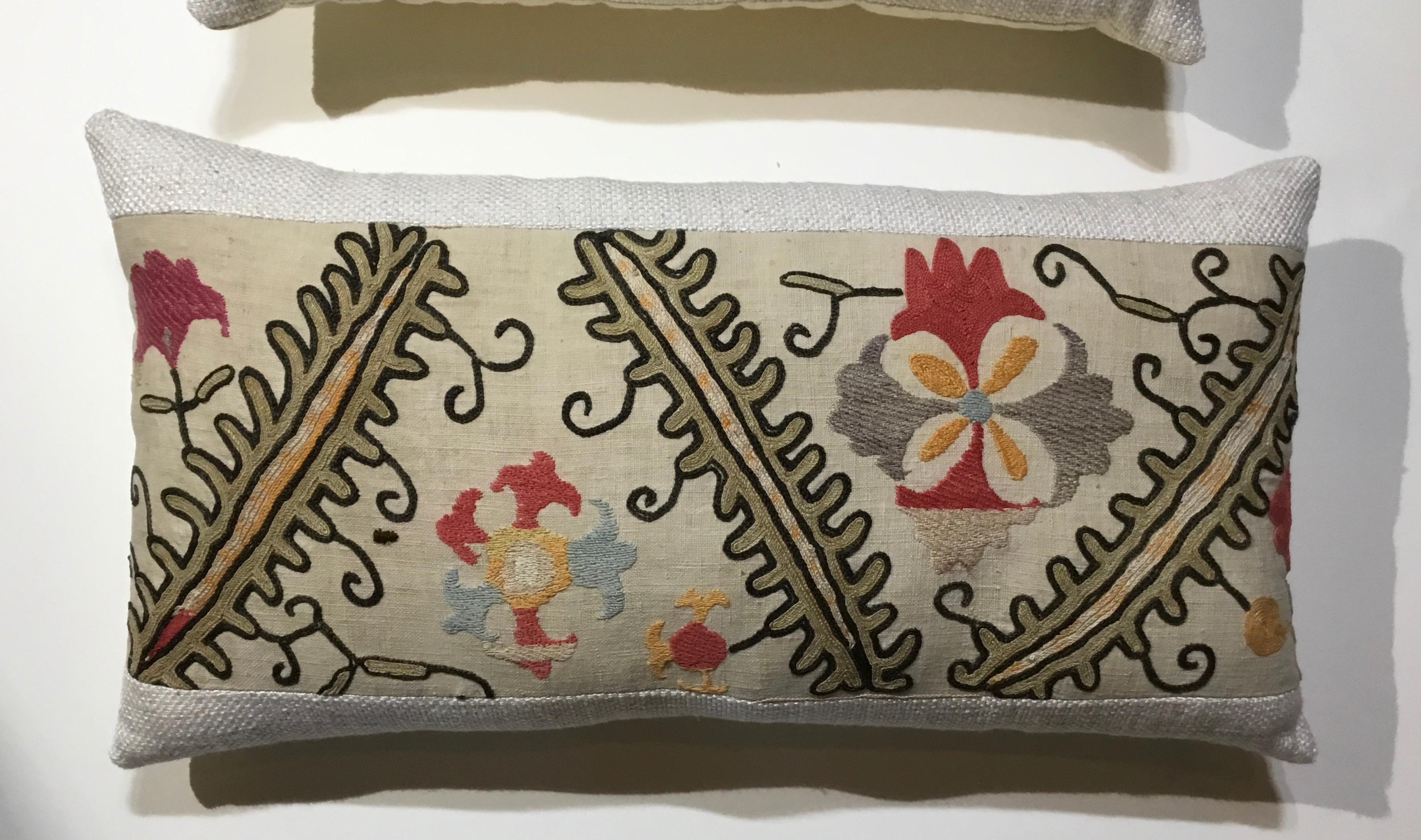 Pair of Antique Suzani Pillows (Usbekisch)
