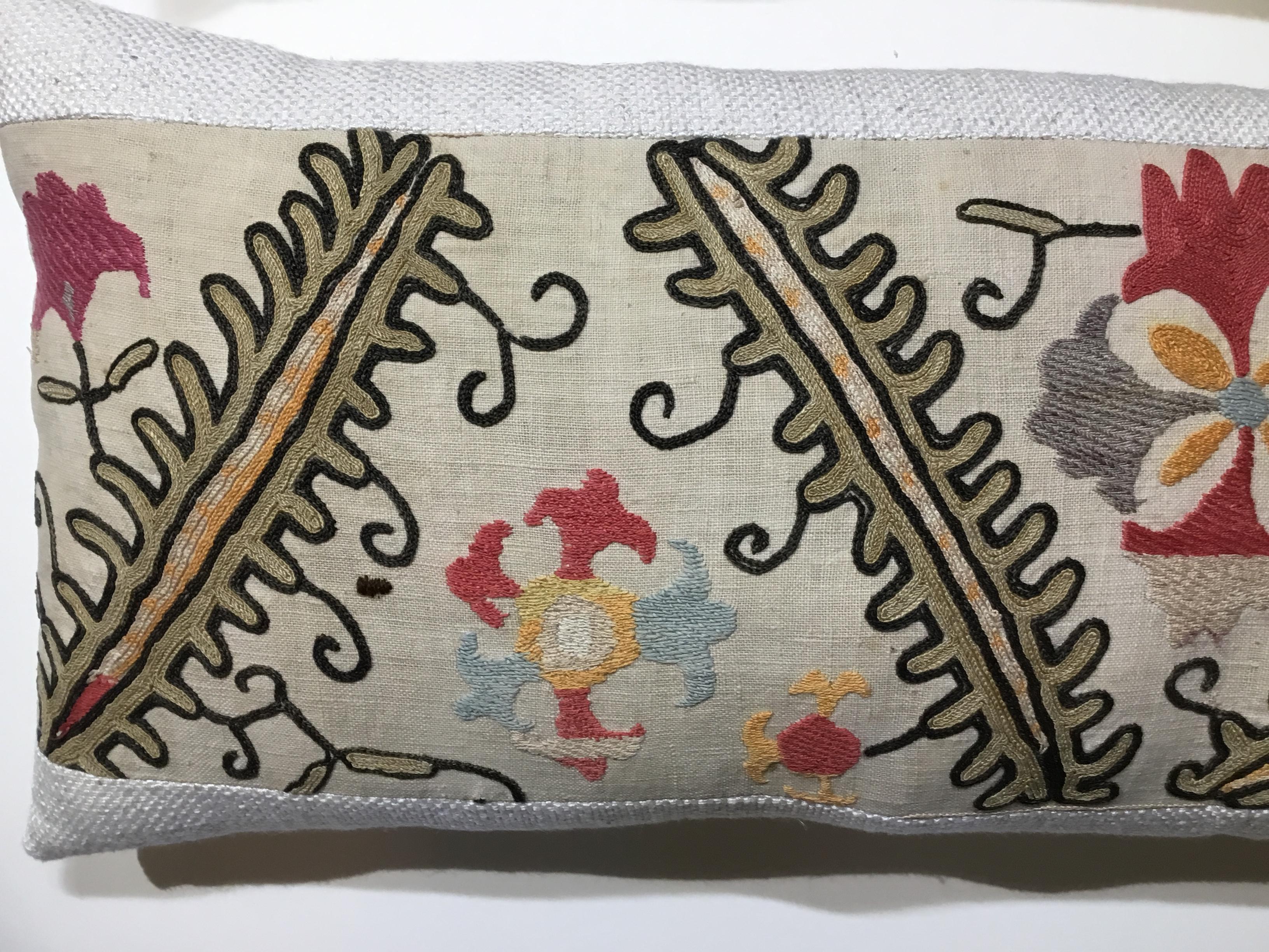 Pair of Antique Suzani Pillows (Frühes 20. Jahrhundert)