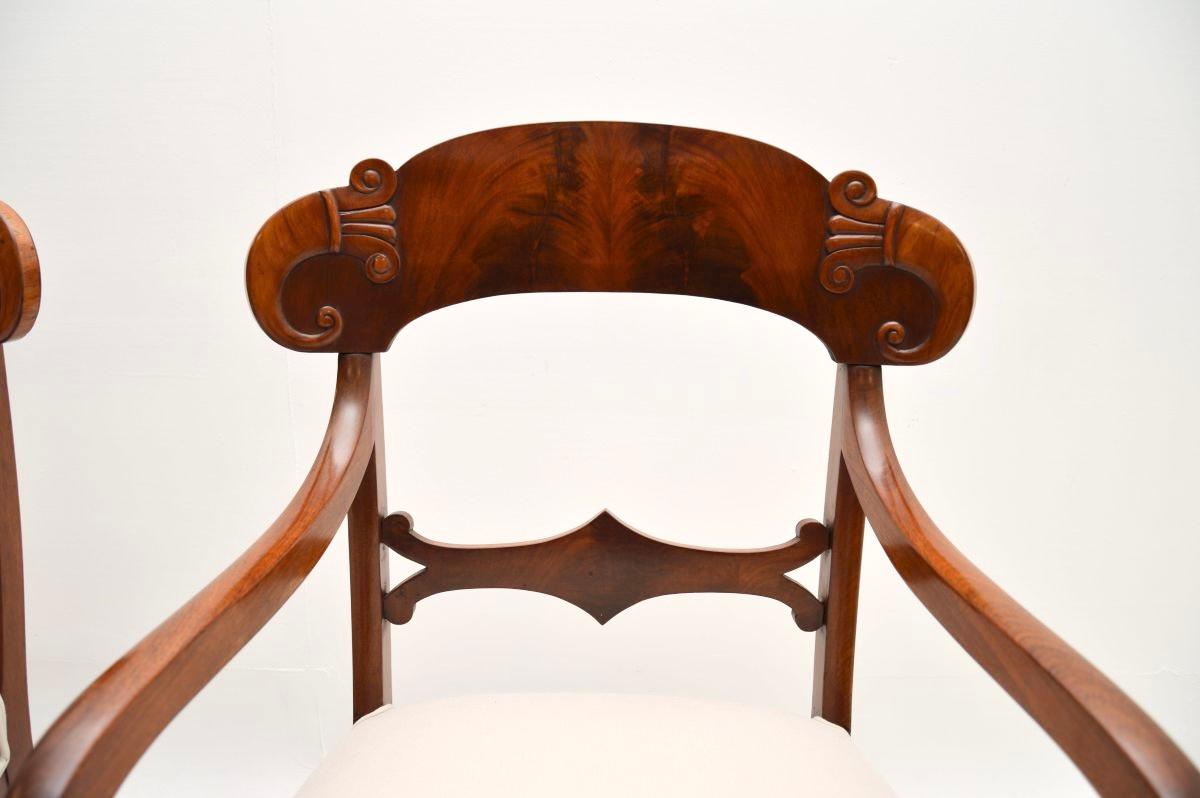 Milieu du XIXe siècle Paire de fauteuils suédois anciens en vente