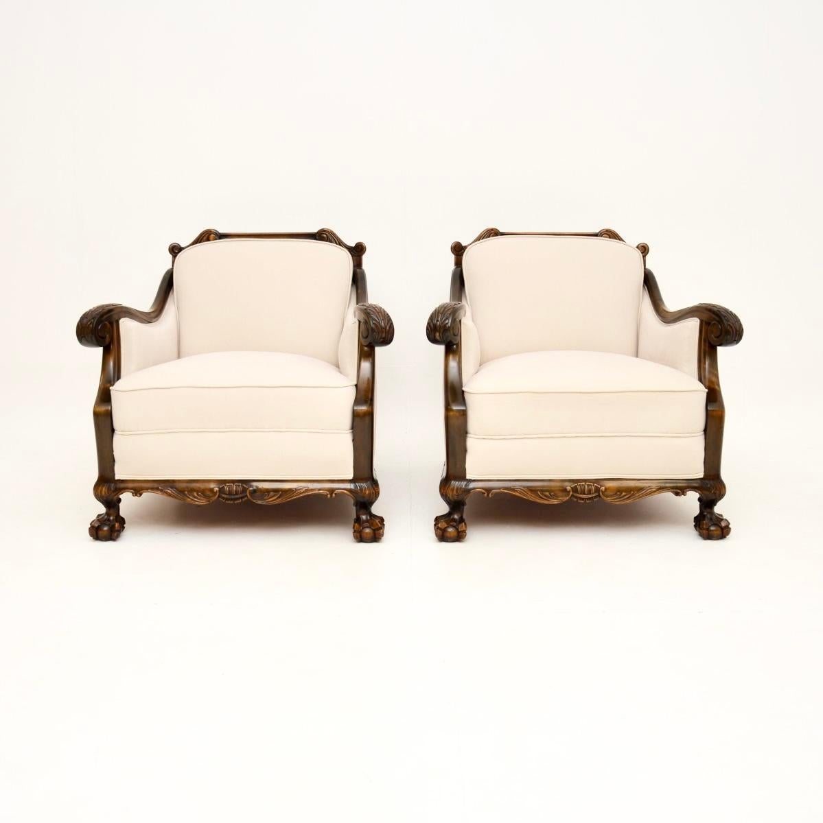 Une belle paire de fauteuils suédois anciens en bouleau satiné. Ils ont été récemment importés de Suède et datent de la période 1900-1920.

La qualité est exceptionnelle, les ressorts sont bons et il est très confortable de s'y détendre. Ils