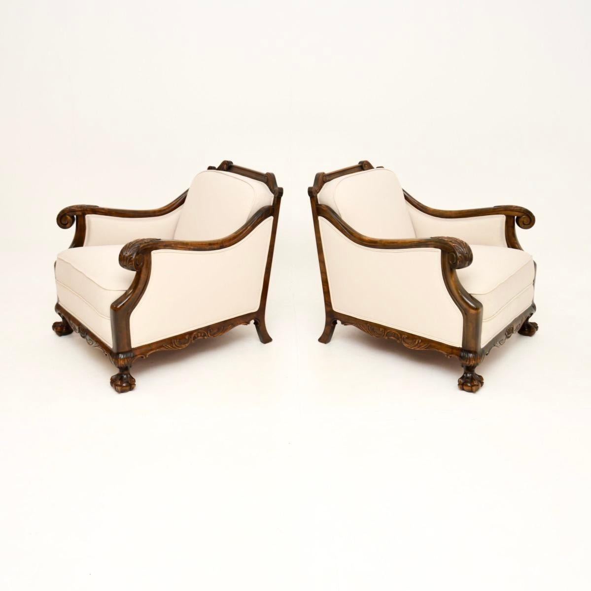 Chippendale Paire de fauteuils suédois anciens en bouleau satiné en vente