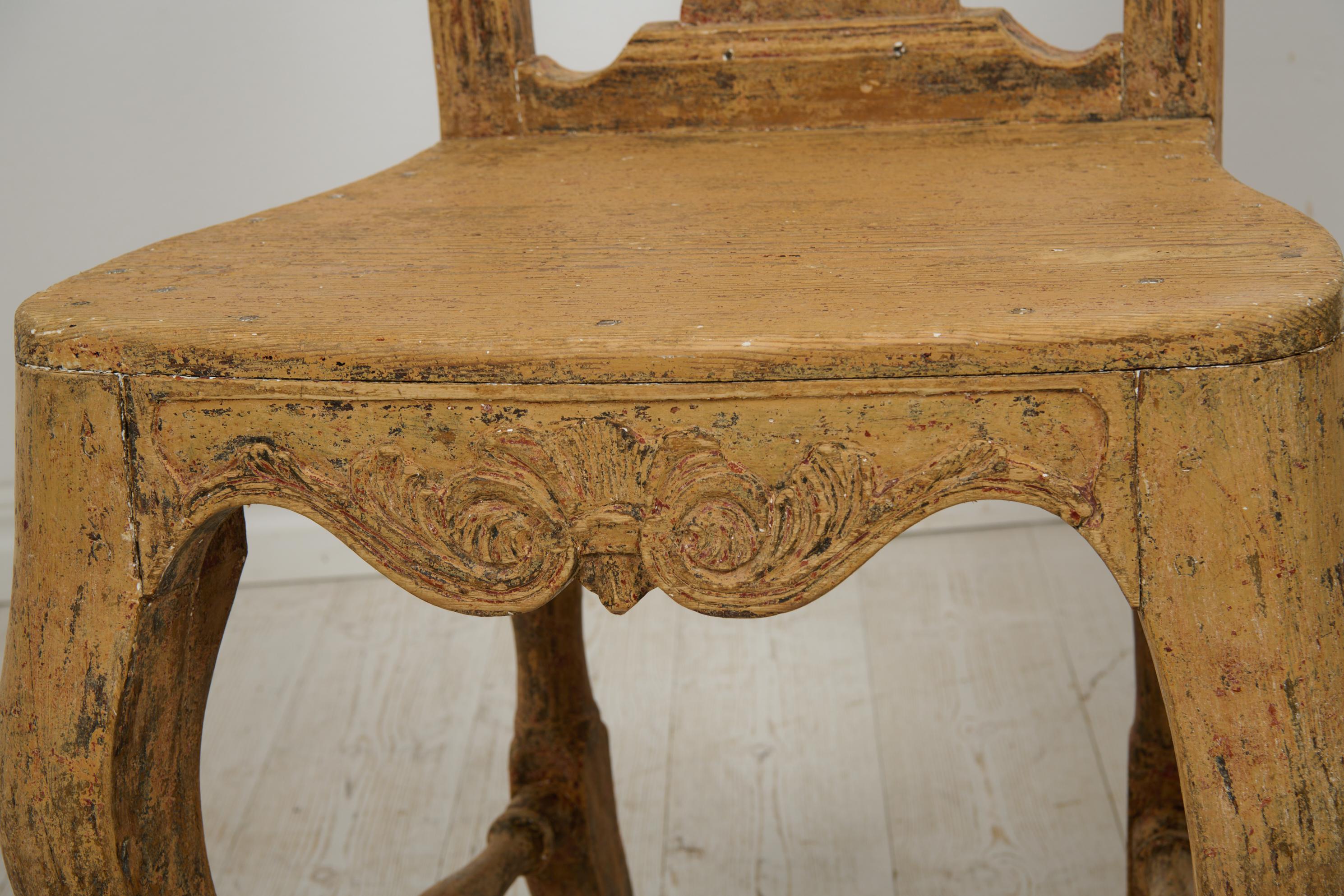Coppia di antiche sedie rococò classiche svedesi con vernice e patina invecchiata in vendita 2