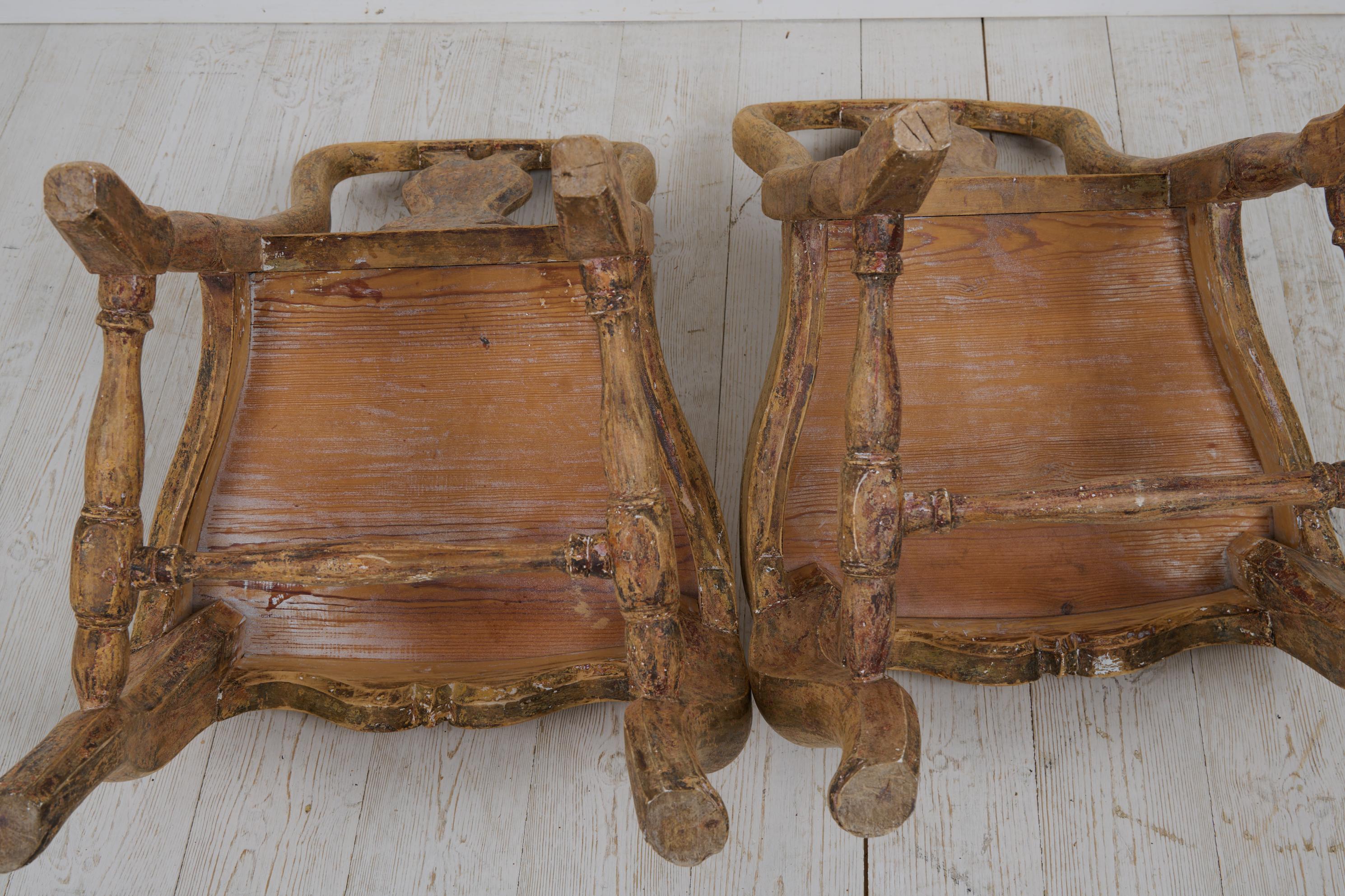 Coppia di antiche sedie rococò classiche svedesi con vernice e patina invecchiata in vendita 4