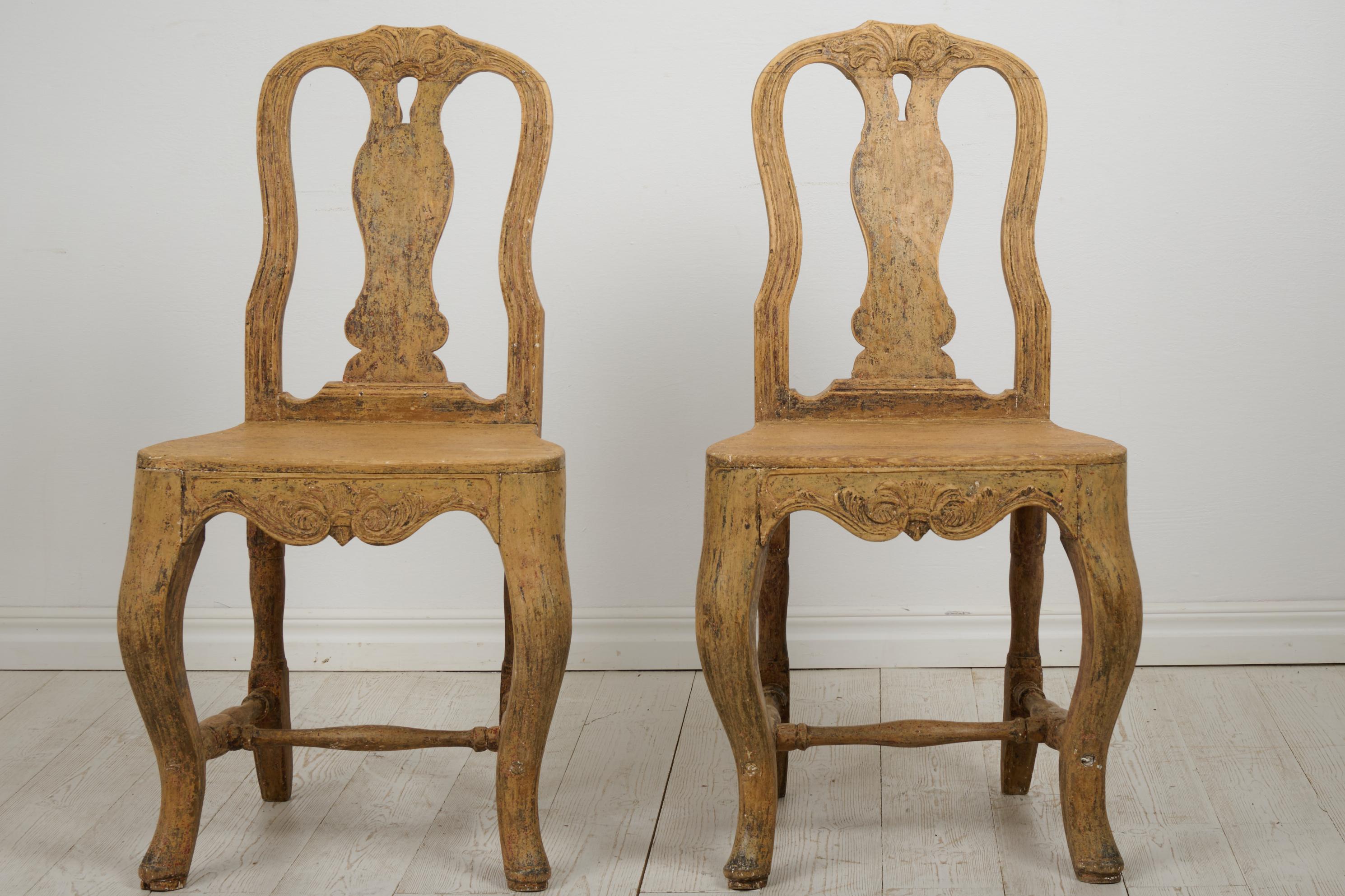Svedese Coppia di antiche sedie rococò classiche svedesi con vernice e patina invecchiata in vendita