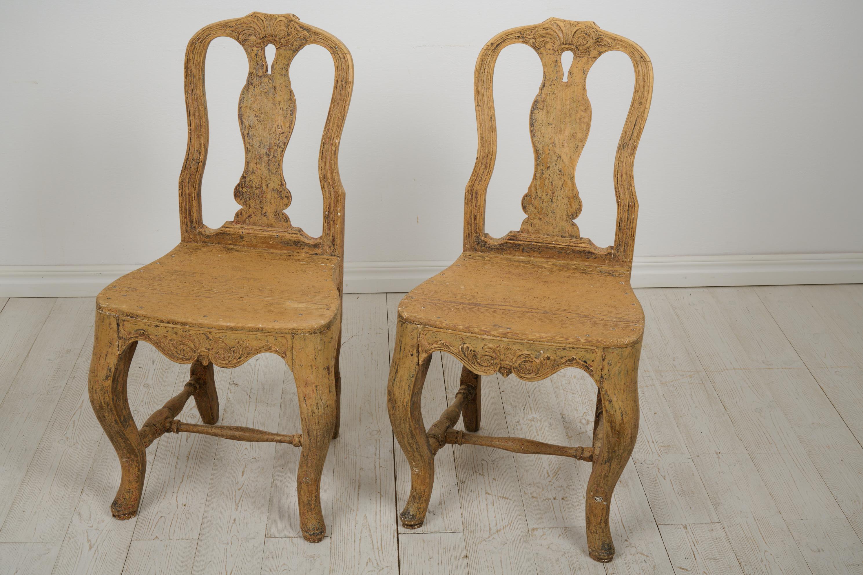 XVIII secolo Coppia di antiche sedie rococò classiche svedesi con vernice e patina invecchiata in vendita
