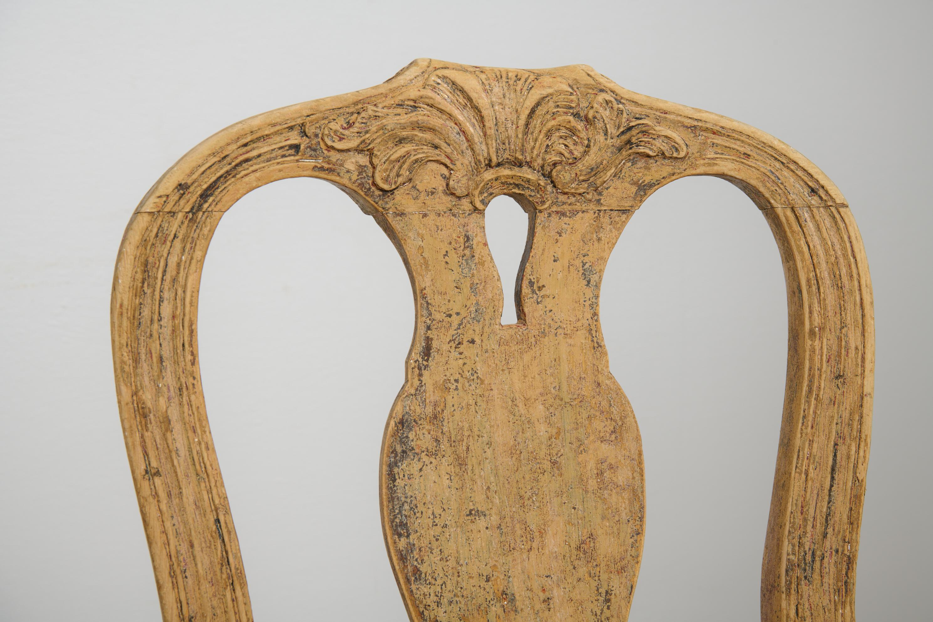 Pino Coppia di antiche sedie rococò classiche svedesi con vernice e patina invecchiata in vendita