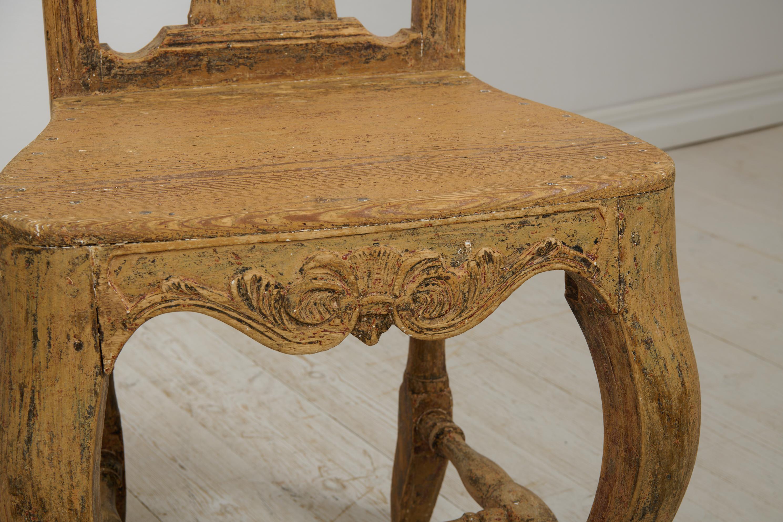 Coppia di antiche sedie rococò classiche svedesi con vernice e patina invecchiata in vendita 1