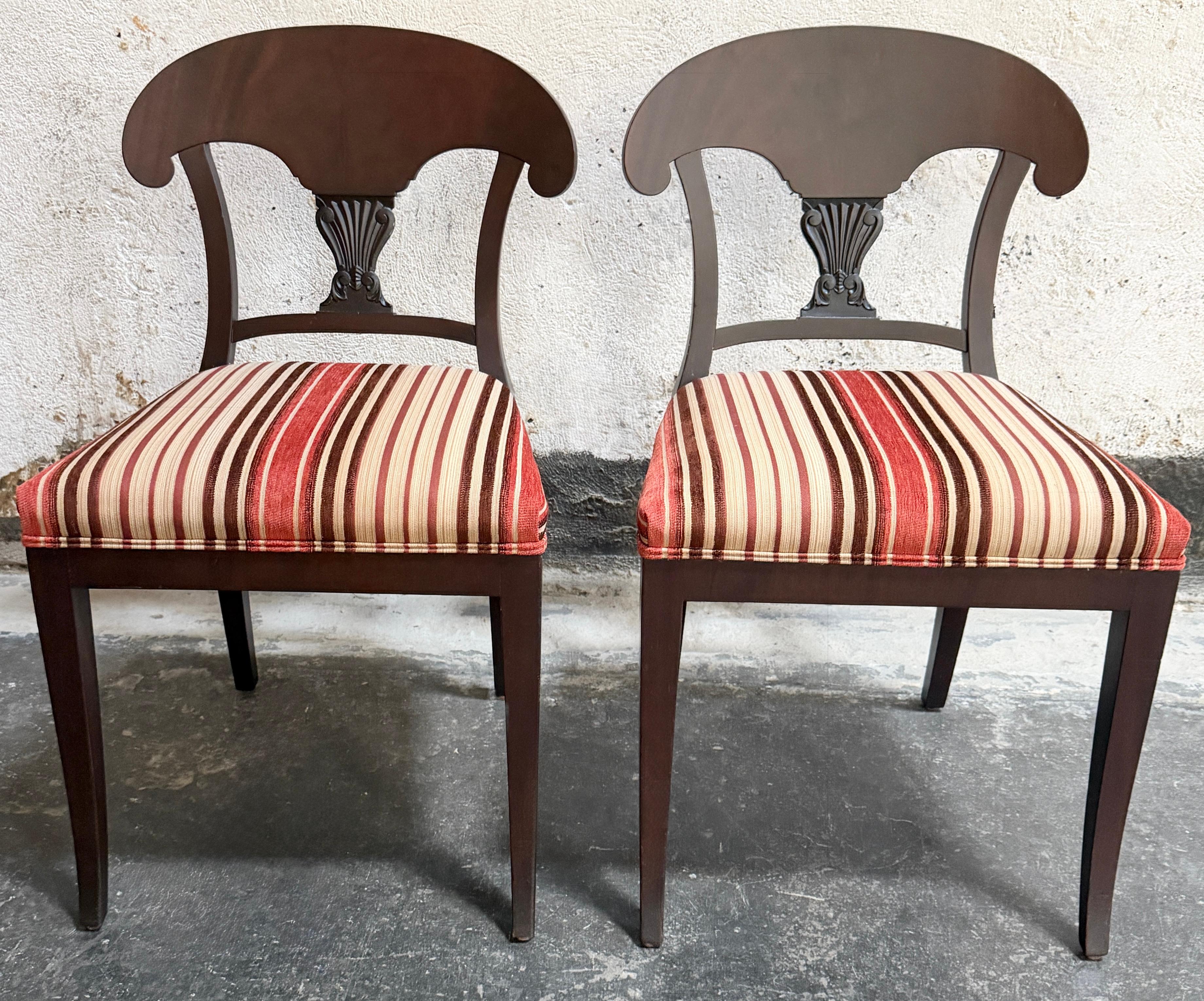 Paar antike schwedische Karl Johan Biedermeier Stühle aus geflammter Birke - restauriert (Handgeschnitzt) im Angebot