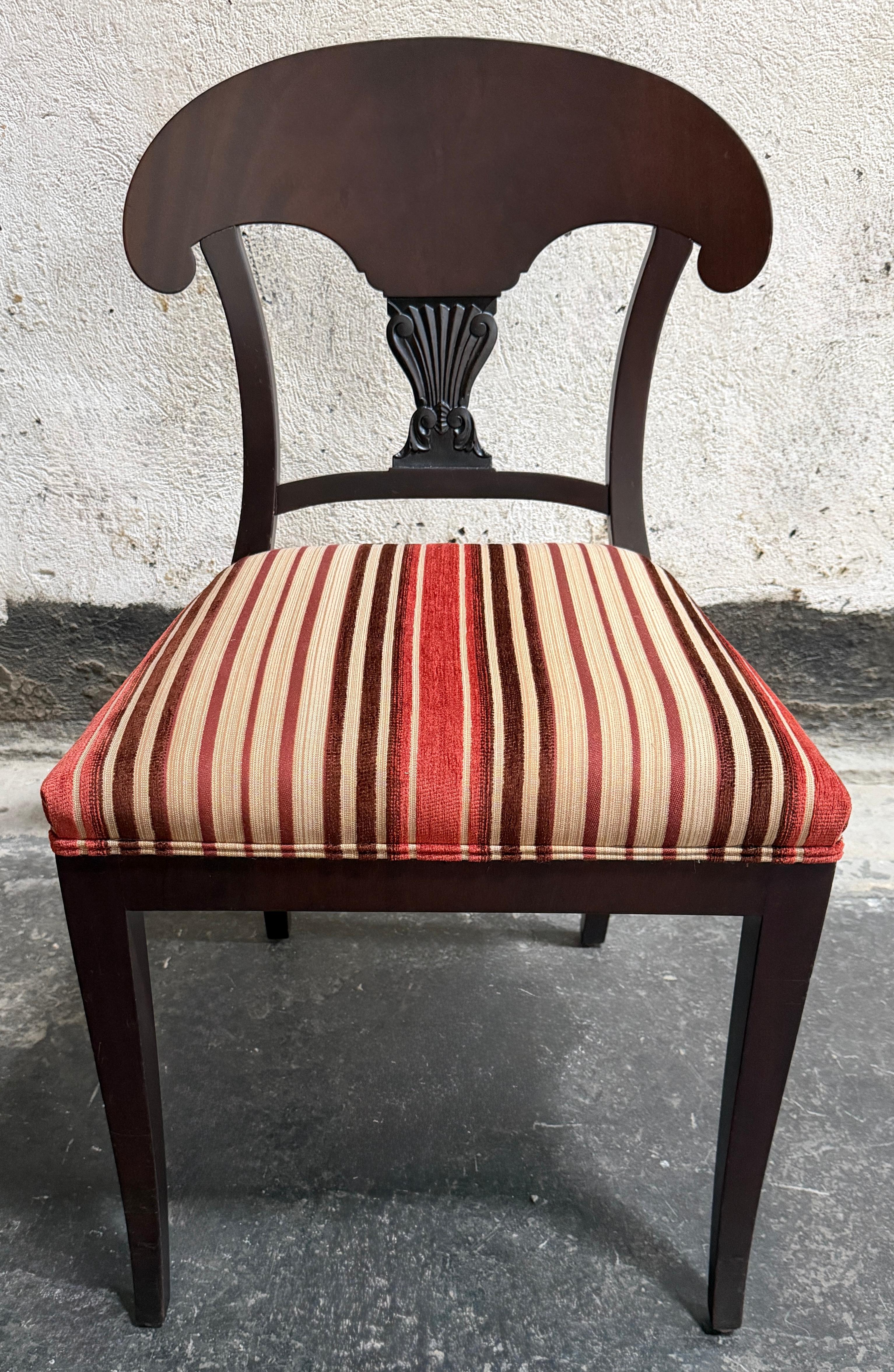 Paar antike schwedische Karl Johan Biedermeier Stühle aus geflammter Birke - restauriert im Zustand „Gut“ im Angebot in Atlanta, GA