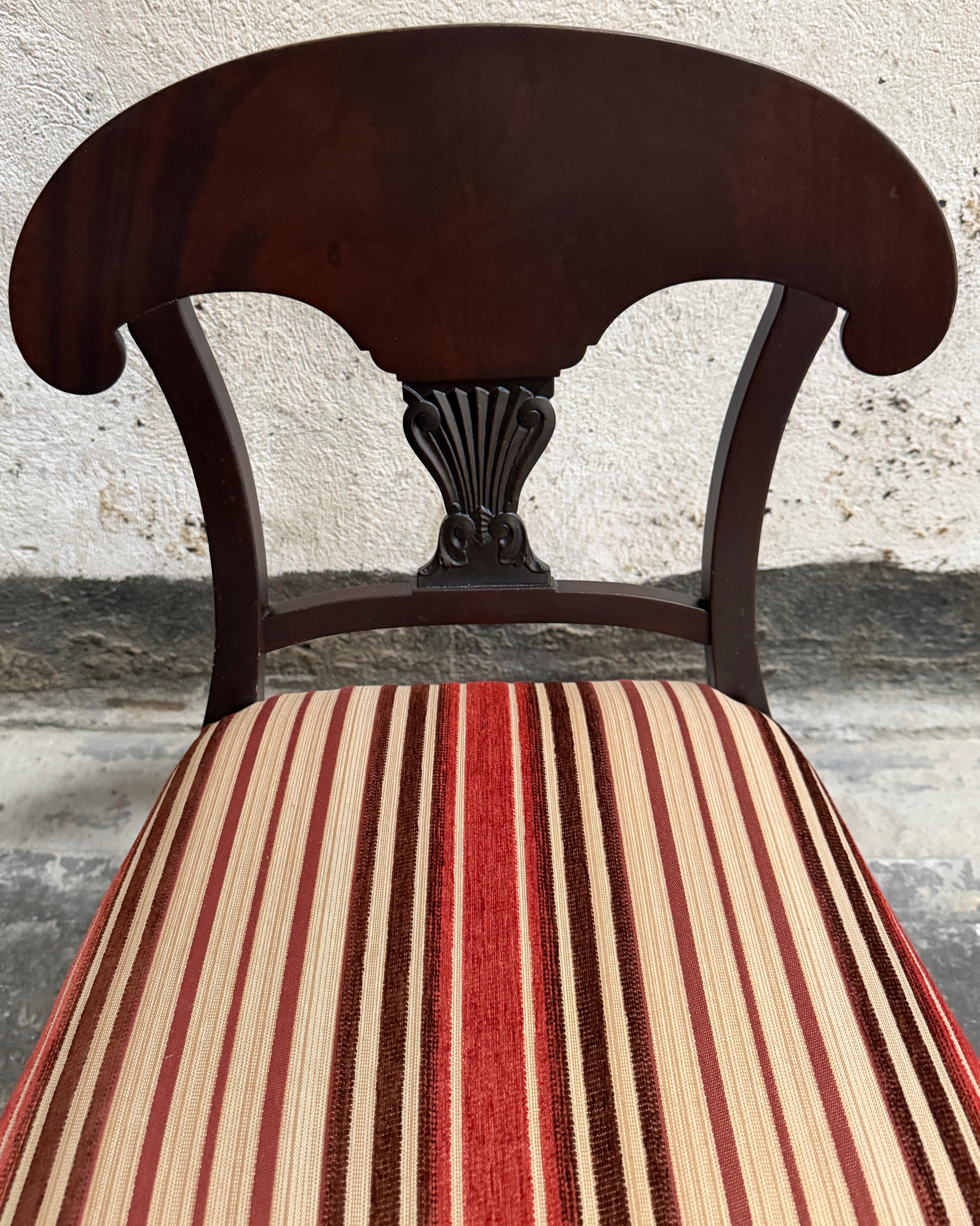 Paar antike schwedische Karl Johan Biedermeier Stühle aus geflammter Birke - restauriert im Angebot 2