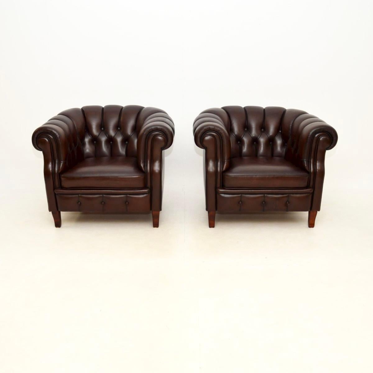Fantástica pareja de sillones club suecos antiguos de cuero, obra de Broderna Andersson. Recién importados de Suecia, datan aproximadamente de los años 1950.

La calidad es extraordinaria, están muy bien hechas y son muy cómodas para relajarse. La