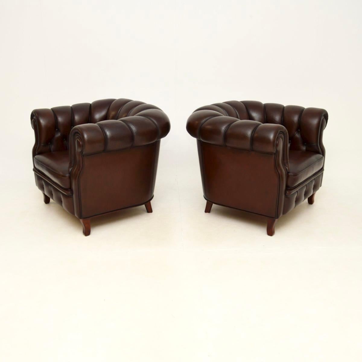 Pareja de antiguos sillones Club suecos de cuero de Broderna Andersson Chesterfield en venta