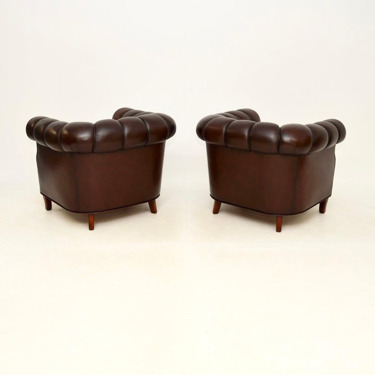 Pareja de antiguos sillones Club suecos de cuero de Broderna Andersson Sueco en venta
