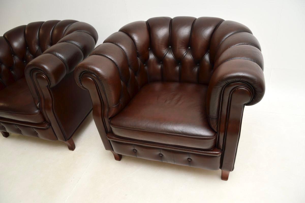 Pareja de antiguos sillones Club suecos de cuero de Broderna Andersson mediados del siglo XX en venta