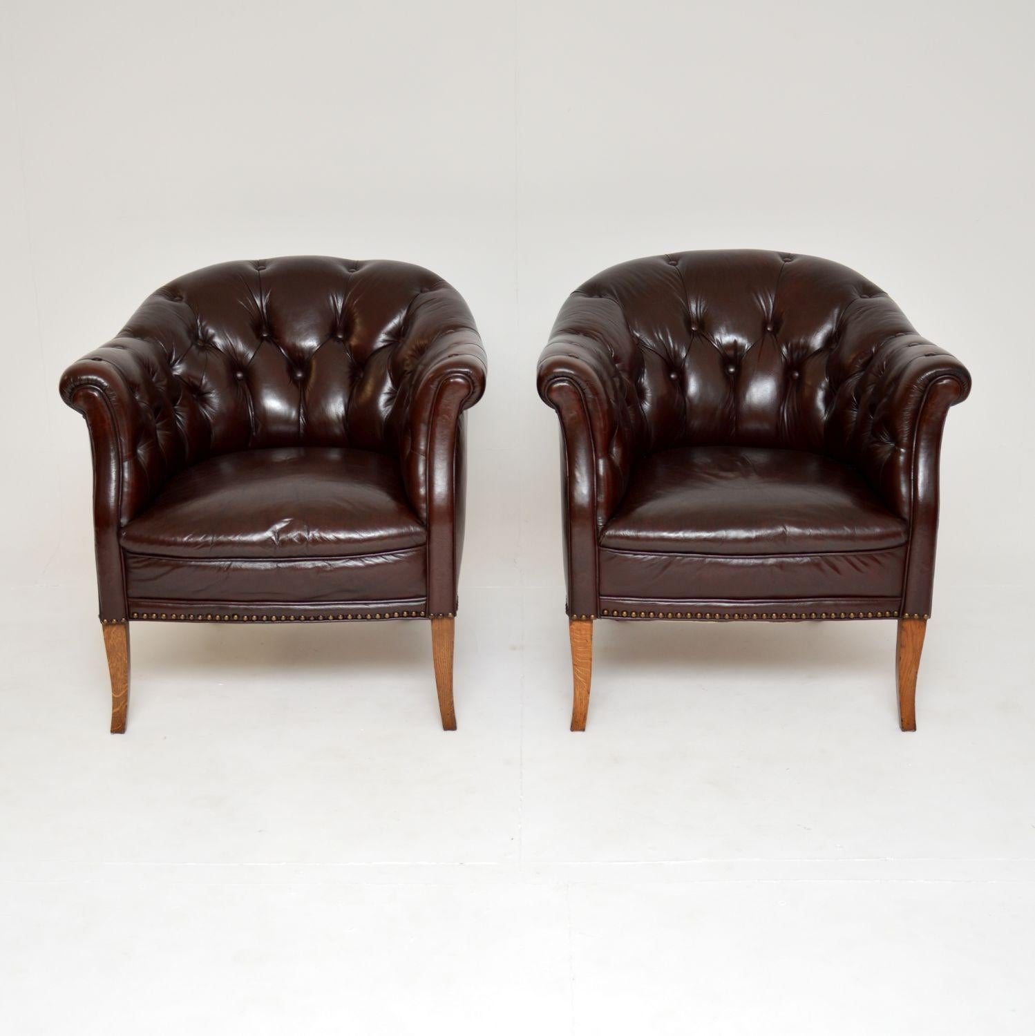 A beautiful and very comfortable pair of antique leather club armchairs. They were made in Sweden, and they date from around the 1900-1920 period.

The quality is outstanding, these are upholstered in beautifully soft leather and they sit on