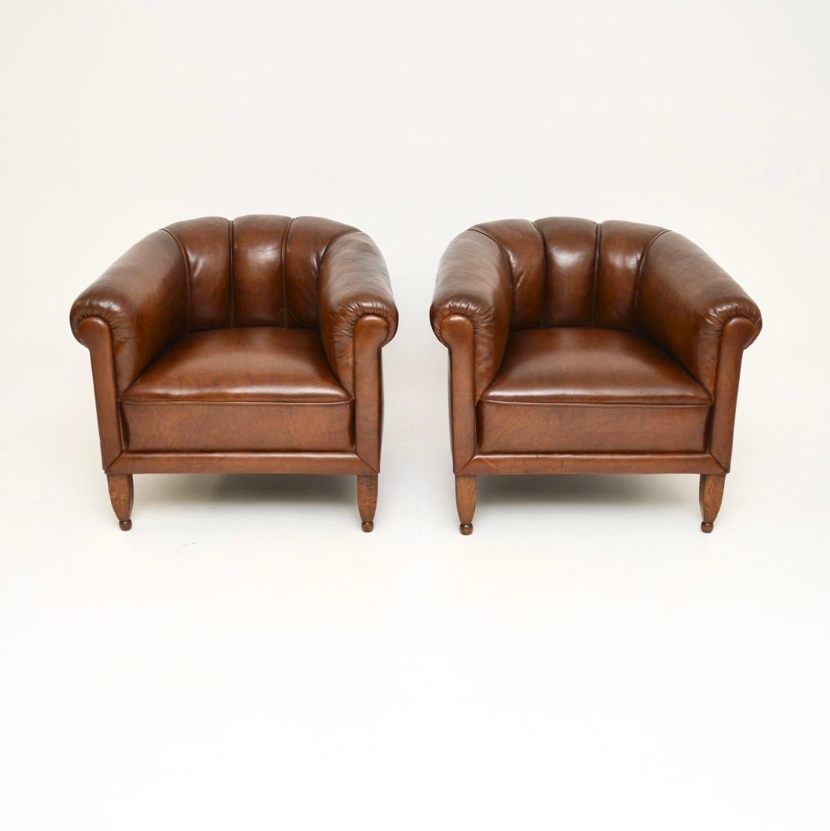 Superbe paire de fauteuils club anciens en cuir suédois. Récemment importées de Suède, elles datent d'environ 1900-1910.

La qualité est exceptionnelle, les proportions sont généreuses, les ressorts sont bons et le confort est excellent. Ils