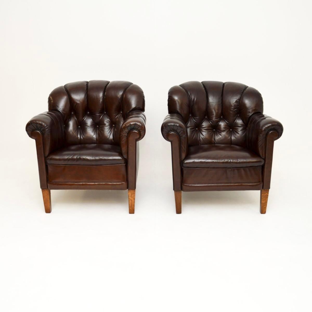 Une belle paire de fauteuils club anciens en cuir suédois. Récemment importées de Suède, elles datent d'environ 1900-1910.

La qualité est exceptionnelle, les proportions sont généreuses, les ressorts sont bons et le confort est excellent. Ils