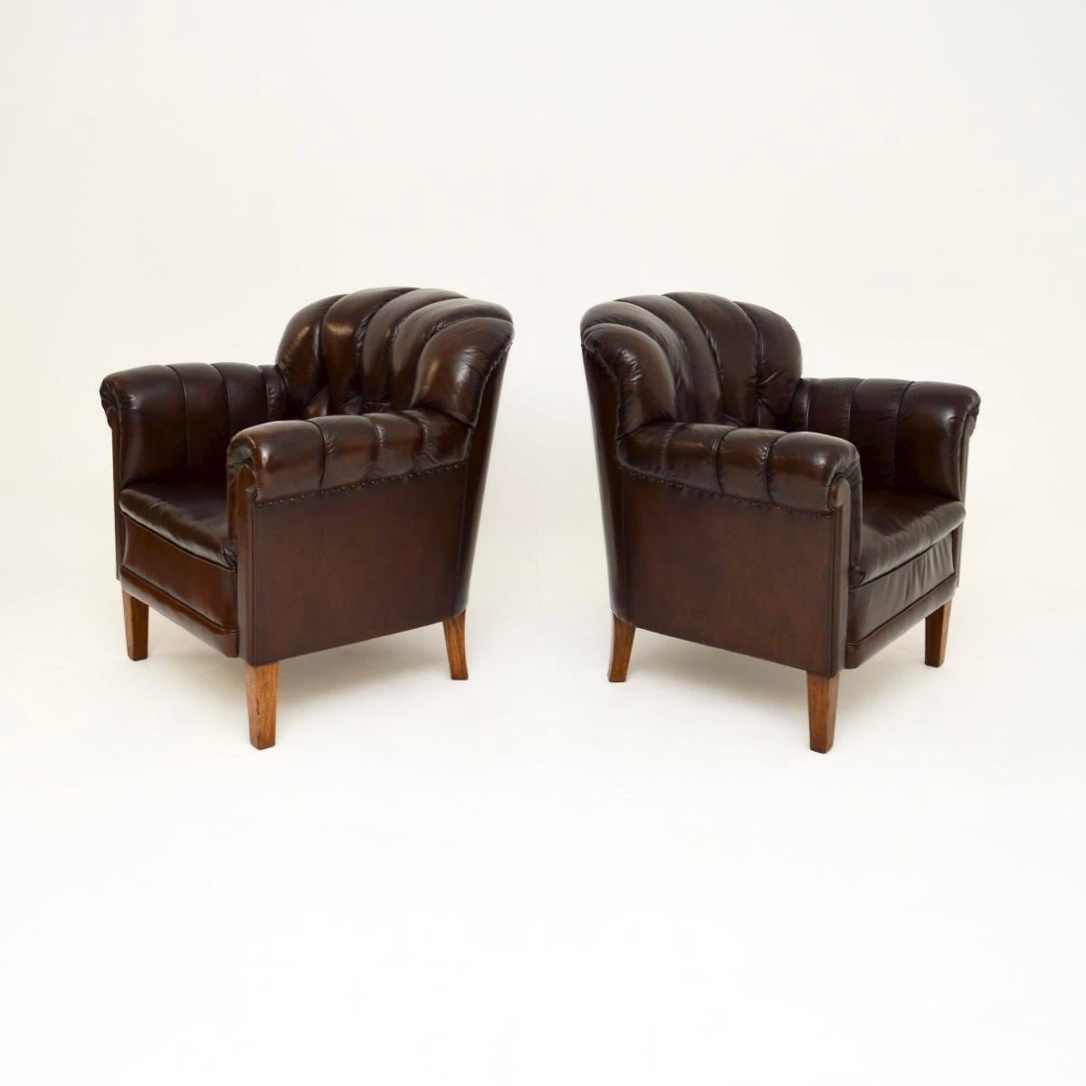 Chesterfield Paire de fauteuils club suédois anciens en cuir en vente