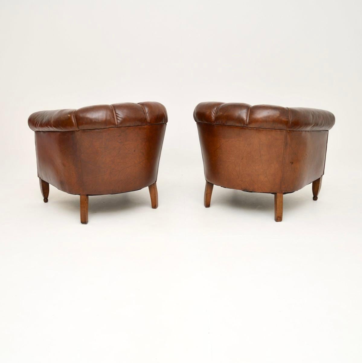 Suédois Paire de fauteuils club suédois anciens en cuir en vente