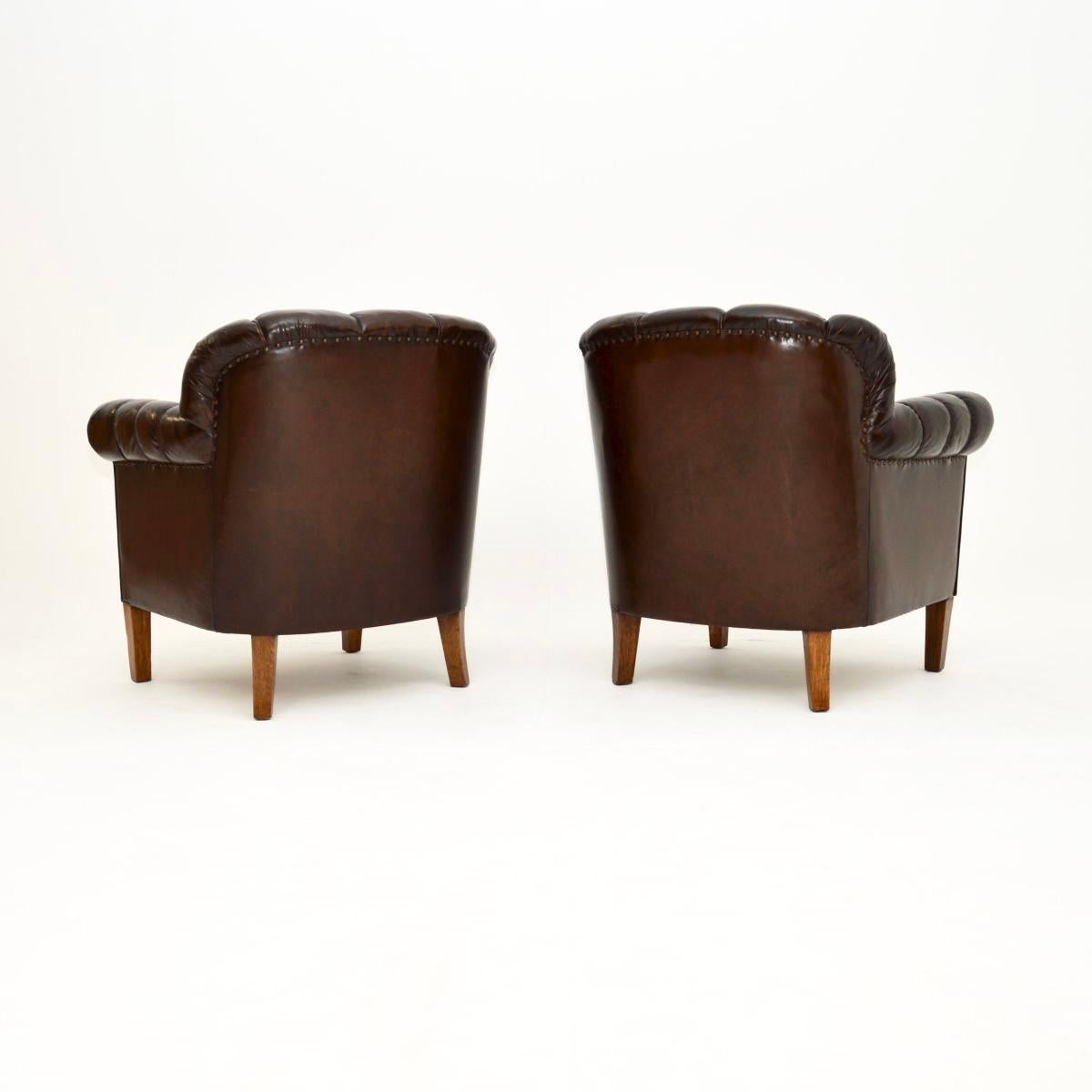 Britannique Paire de fauteuils club suédois anciens en cuir en vente