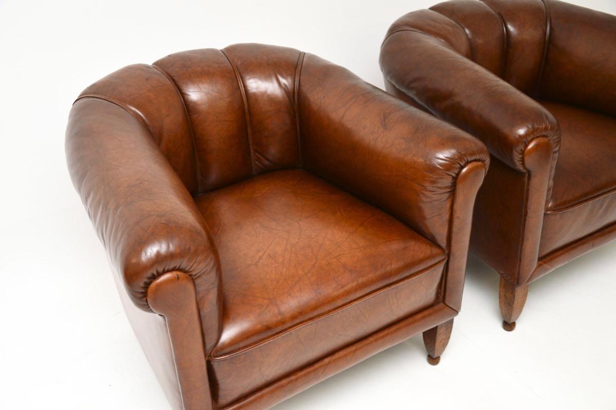 Paire de fauteuils club suédois anciens en cuir Bon état - En vente à London, GB