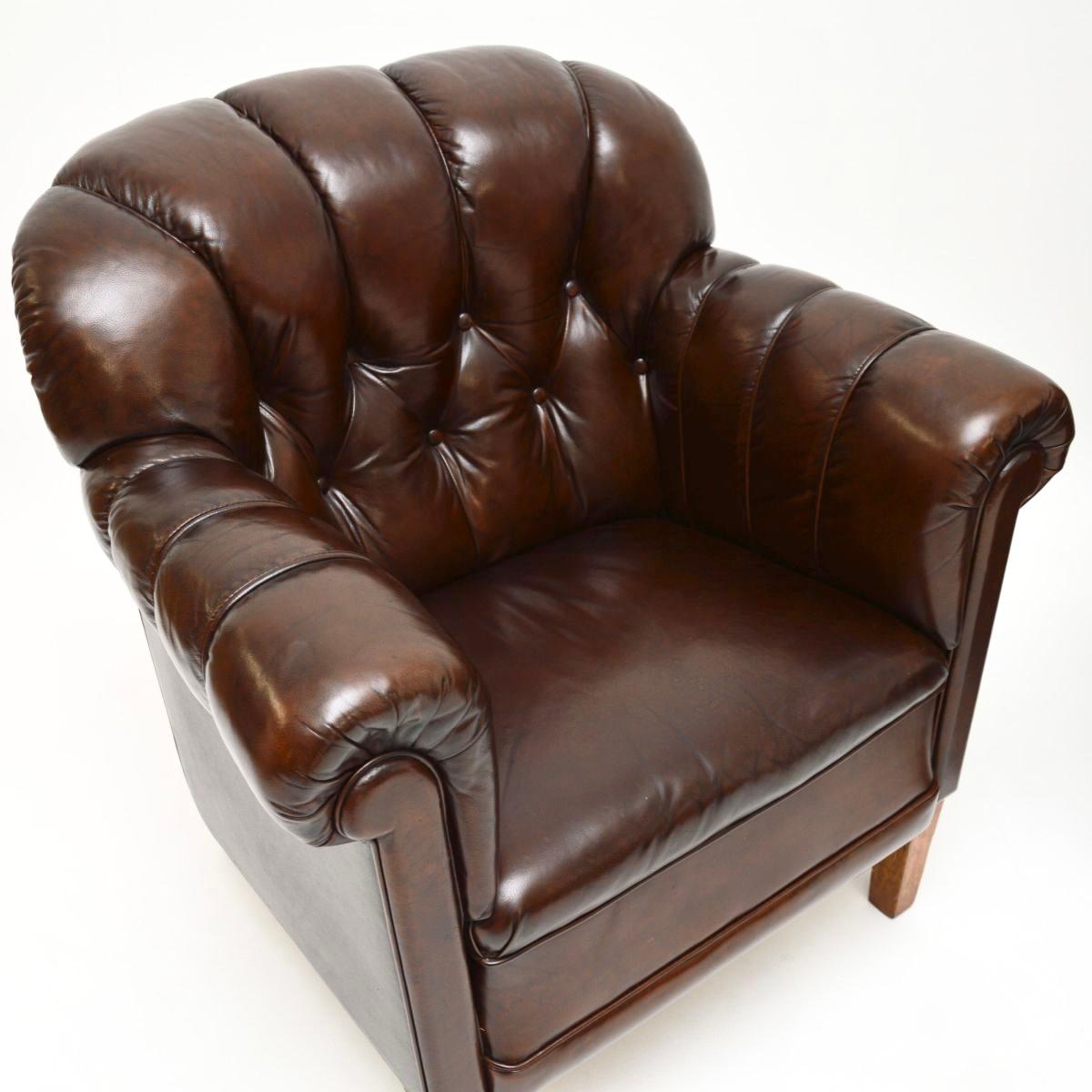 Paire de fauteuils club suédois anciens en cuir Bon état - En vente à London, GB