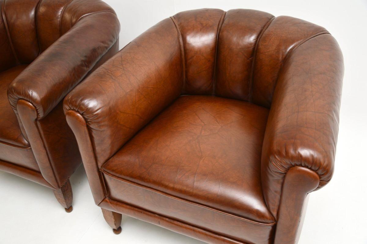 Début du 20ème siècle Paire de fauteuils club suédois anciens en cuir en vente