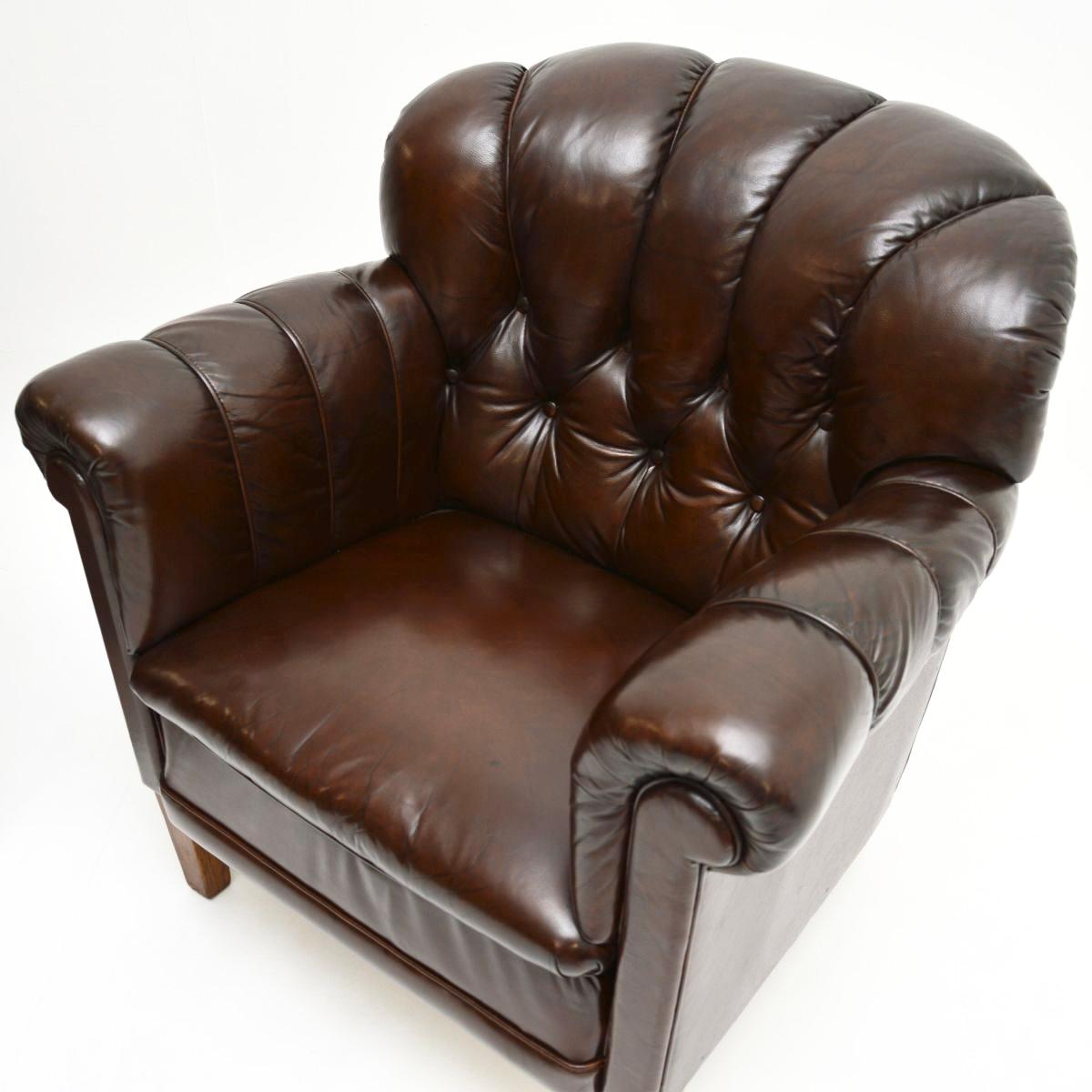 Début du 20ème siècle Paire de fauteuils club suédois anciens en cuir en vente