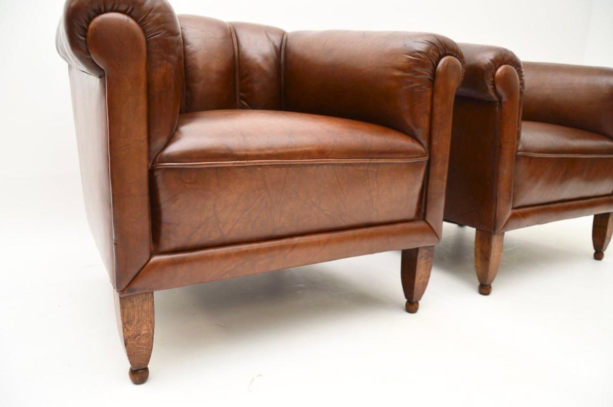 Cuir Paire de fauteuils club suédois anciens en cuir en vente