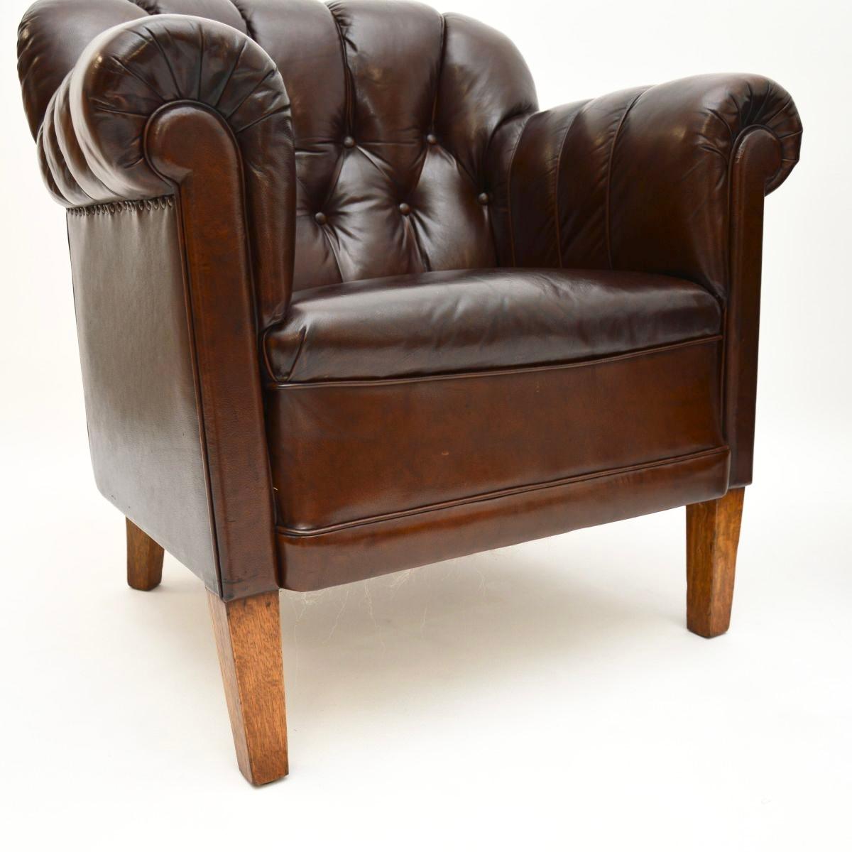Cuir Paire de fauteuils club suédois anciens en cuir en vente