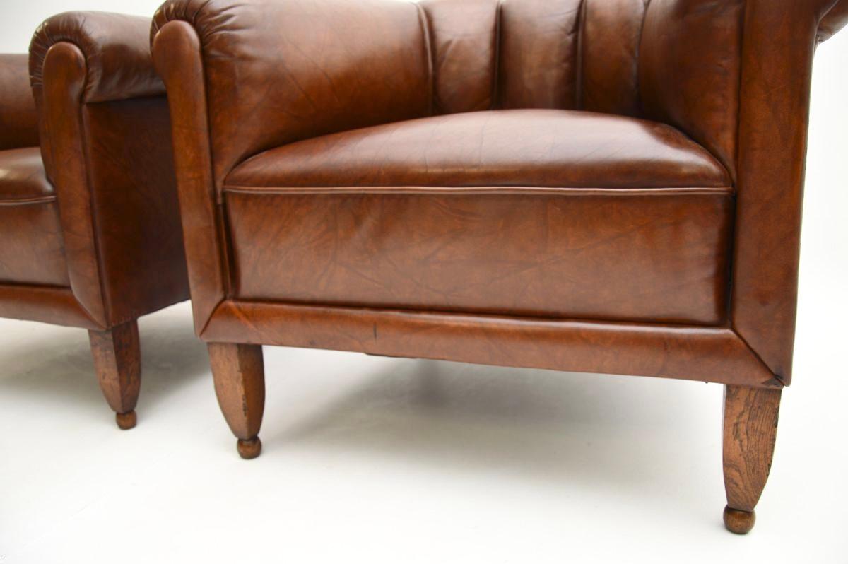 Paire de fauteuils club suédois anciens en cuir en vente 1