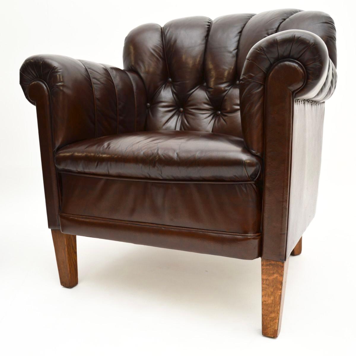 Paire de fauteuils club suédois anciens en cuir en vente 1
