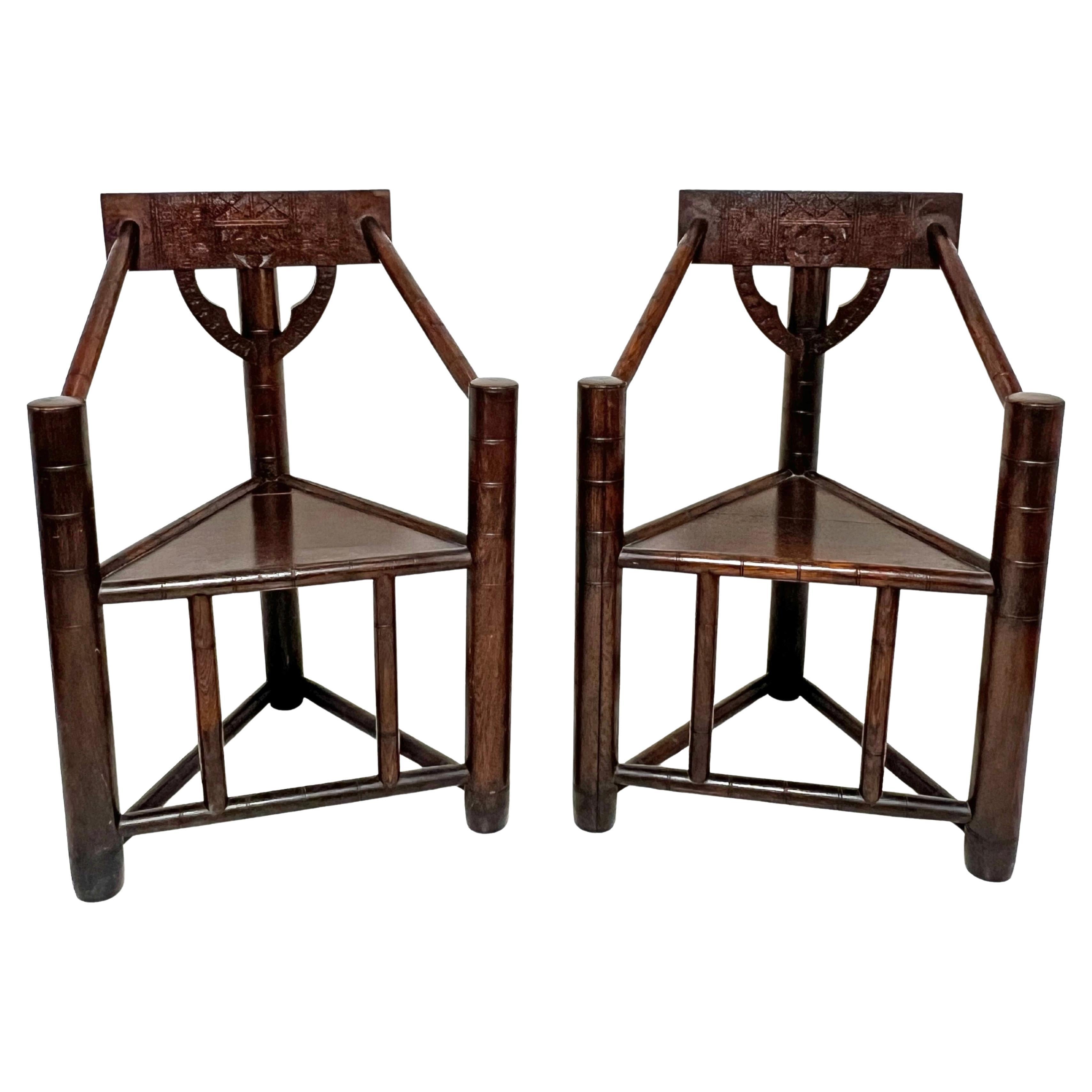 Pareja de antiguas sillas esquineras de monje suecas de roble, circa principios del siglo XX