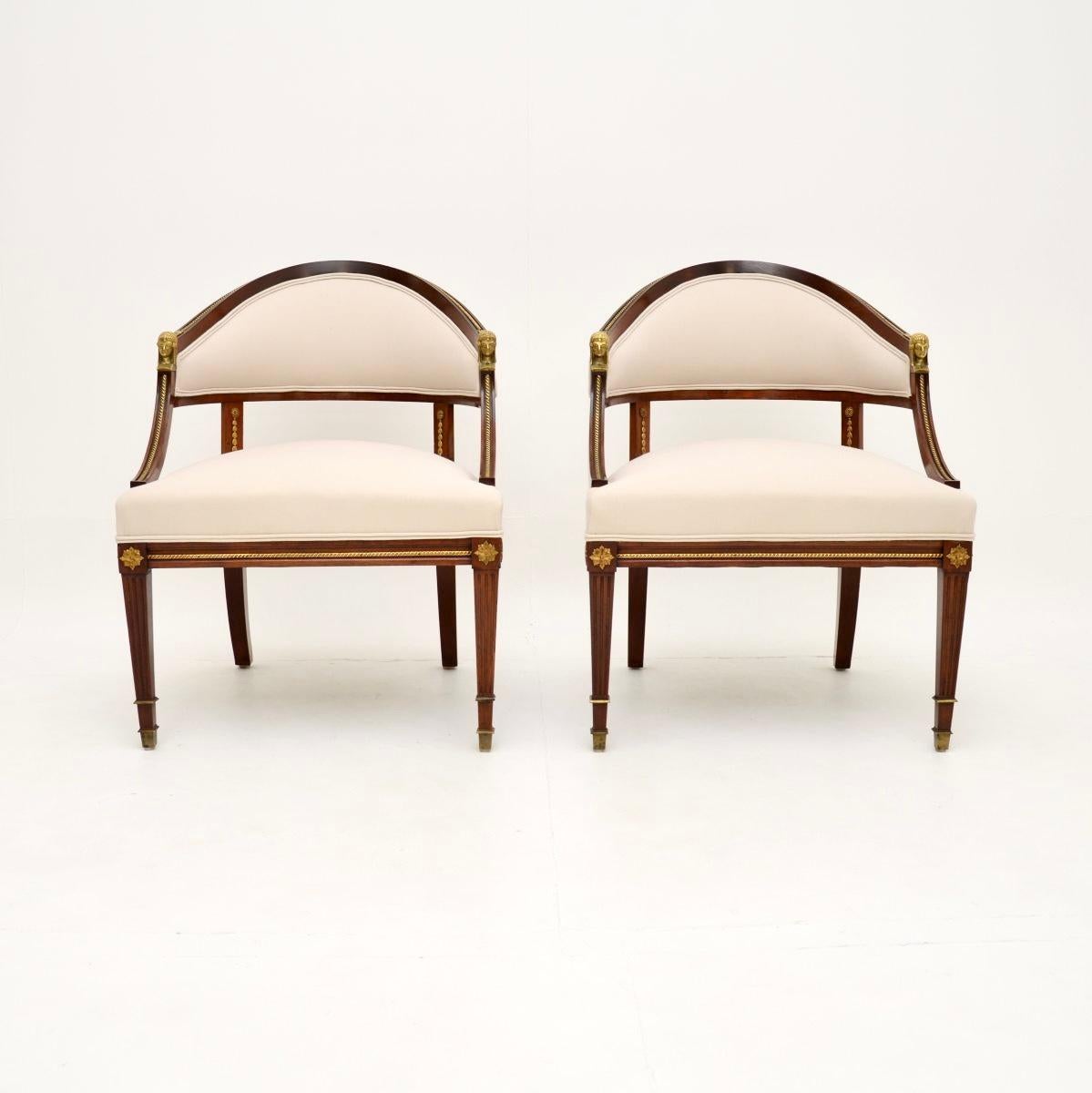 Una coppia di poltrone neoclassiche svedesi d'epoca di grande effetto e dal design accattivante. Sono in stile neoclassico, sono stati importati di recente dalla Svezia e risalgono al periodo 1900-1910.

La qualità è eccezionale e le proporzioni