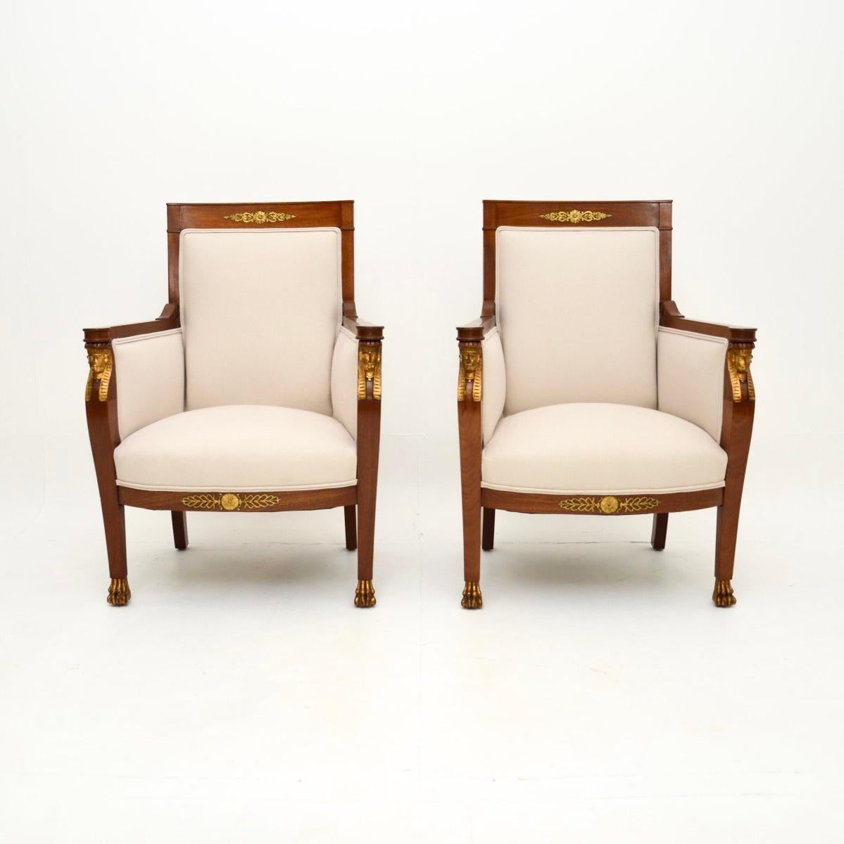 Una coppia di poltrone neoclassiche svedesi d'epoca di grande effetto e dal design accattivante. Sono in stile gustaviano, sono stati importati di recente dalla Svezia e risalgono al periodo 1890-1900 circa.

La qualità è eccezionale e le