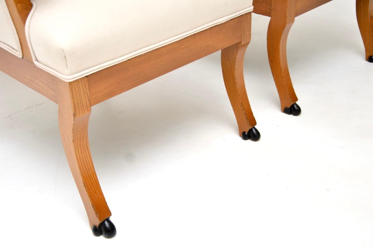 Paire de fauteuils anciens en orme massif de style néoclassique suédois en vente 4