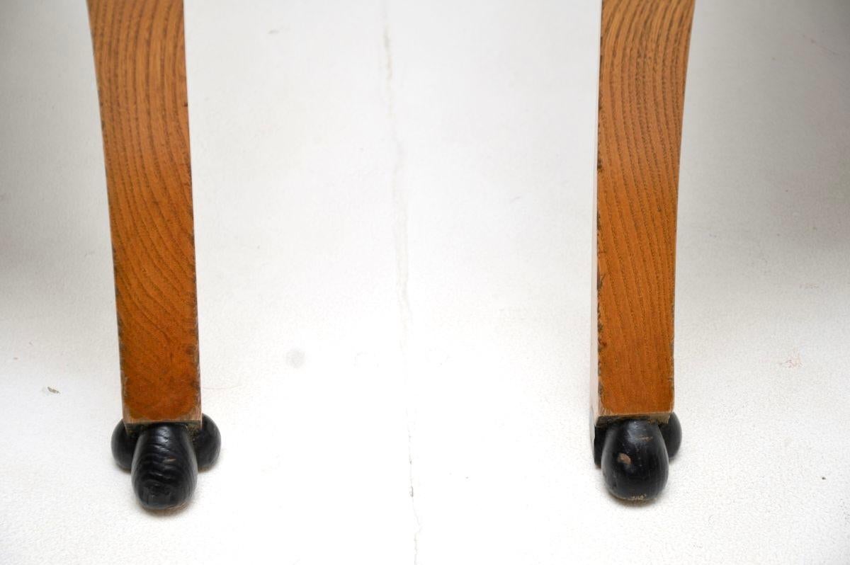 Paire de fauteuils anciens en orme massif de style néoclassique suédois en vente 6