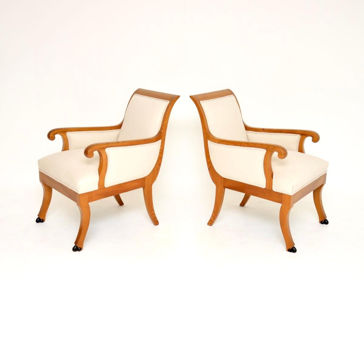 Gustavien Paire de fauteuils anciens en orme massif de style néoclassique suédois en vente