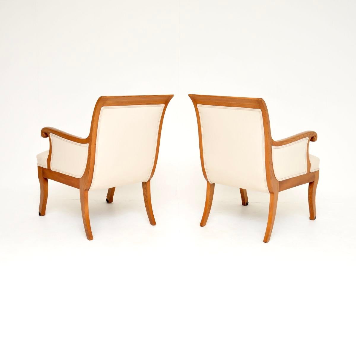 Suédois Paire de fauteuils anciens en orme massif de style néoclassique suédois en vente