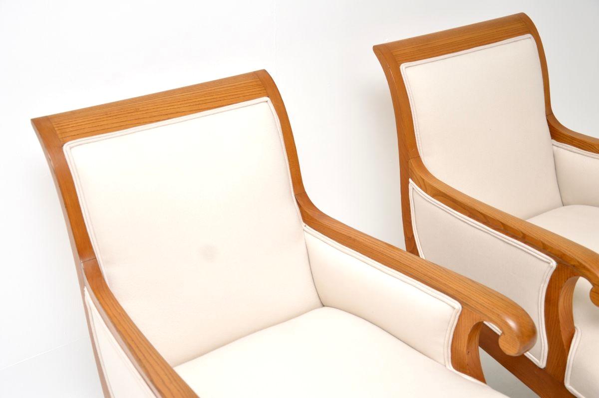 Paire de fauteuils anciens en orme massif de style néoclassique suédois Bon état - En vente à London, GB