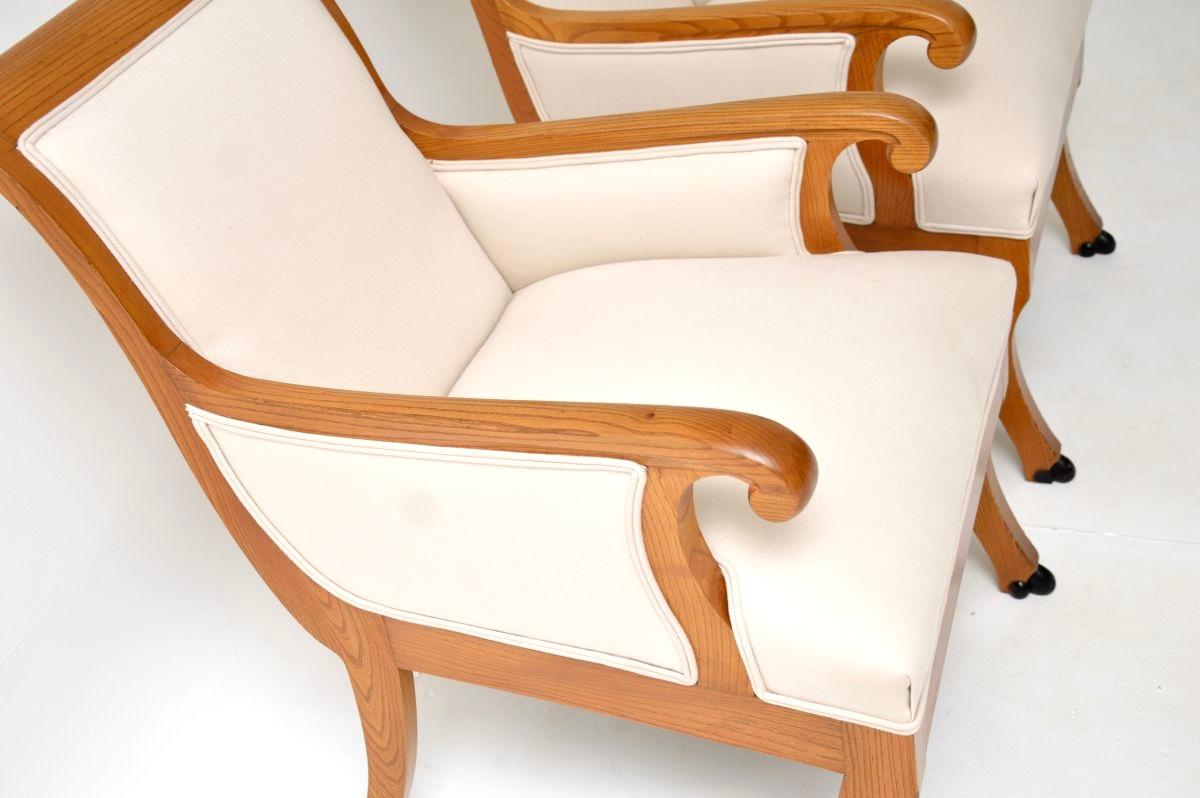 Paire de fauteuils anciens en orme massif de style néoclassique suédois en vente 1